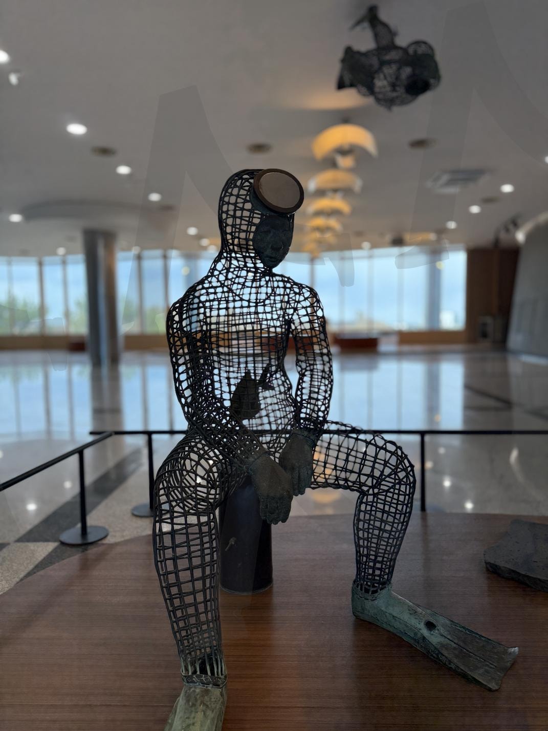 철망으로 형상화된 제주 해녀 조각상 | 제주해녀, 조각상, 철망조형물, 해녀예술, 현대미술, 감성사진, 제주문화, 실내전시, 예술작품, 전통과현대 | 스탠바이 STANDBUY 디지털 콘텐츠