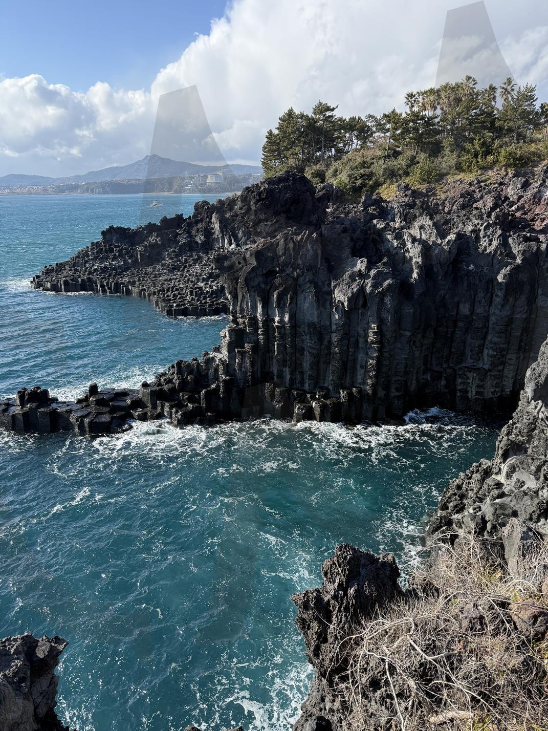 제주의 대자연, 용암이 만들어낸 주상절리의 절경 | 제주주상절리, 자연절경, 용암지형, 푸른바다, 해안풍경, 감성사진, 제주여행, 화산암석, 해안절경, 힐링스팟 | 스탠바이 STANDBUY 디지털 콘텐츠