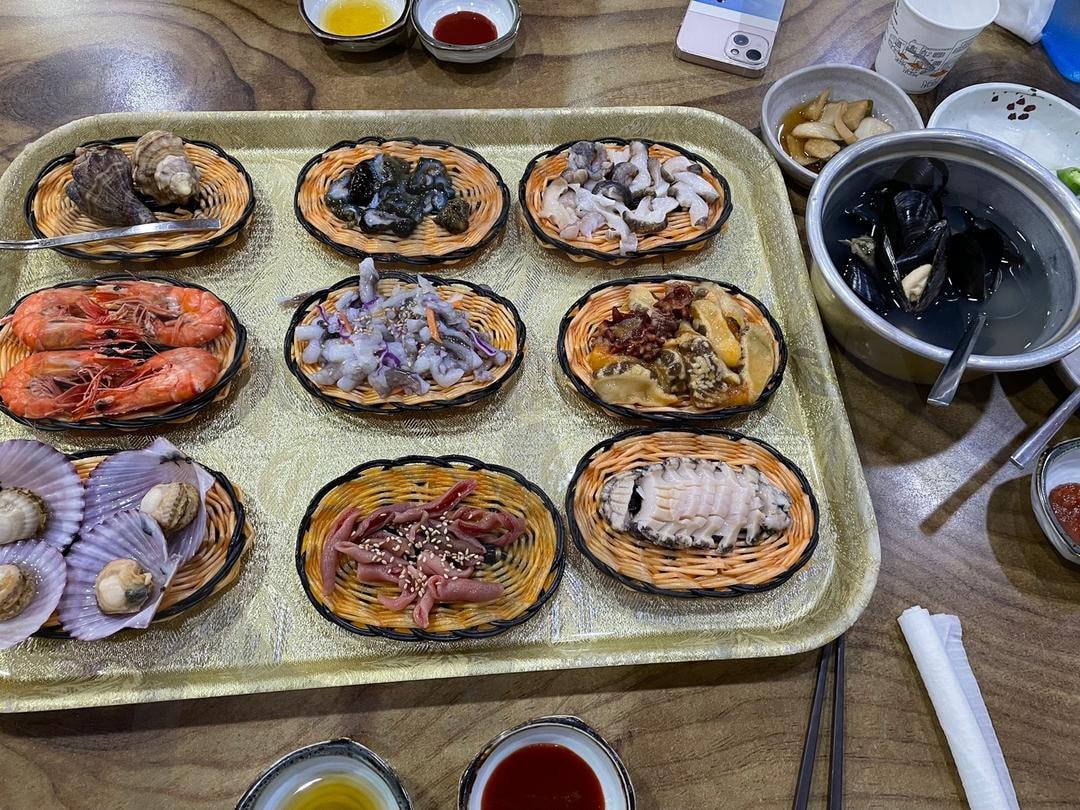 해산물이 가득한 식탁(A dining table full of seafood) | 해산물, 식탁, 바다, seafood, table, sea | 스탠바이 STANDBUY 디지털 콘텐츠
