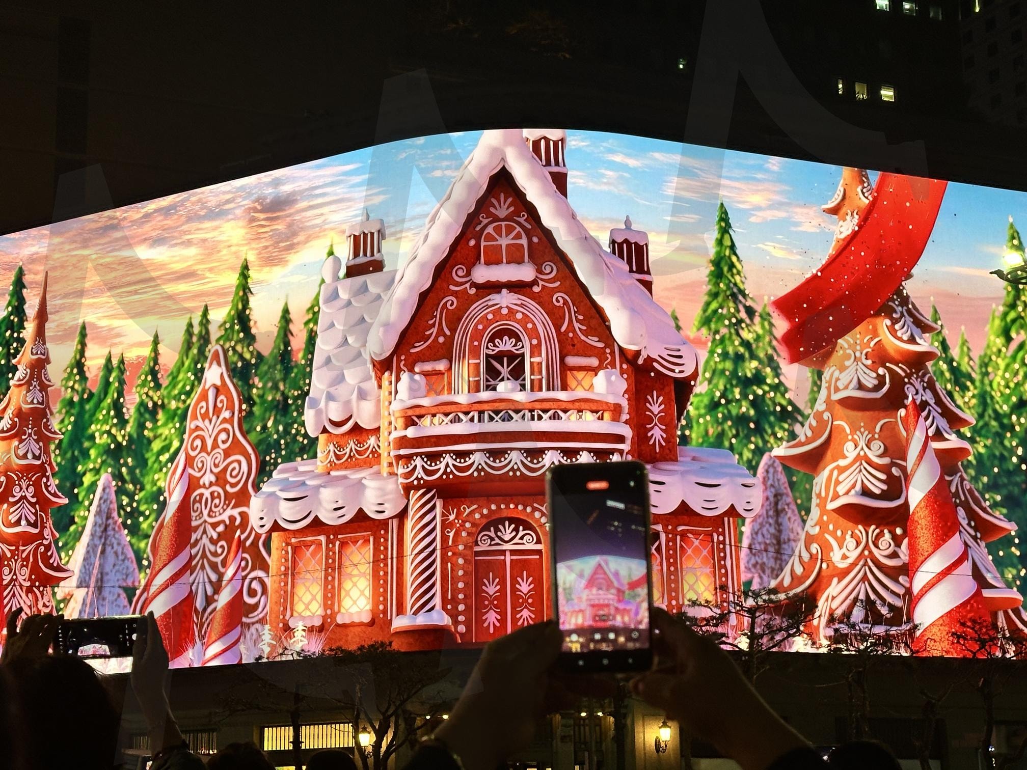 신세계 백화점 명동 본점 미디어파사드 ‘신세계스퀘어’ 사진 | Shinsegae Department Store, Shinsegae Department Store Myeongdong Headquarters, Shinsegae Department Store's Myeongdong Headquarters Media Facade 'Shinsegae Square', 신세계 백화점 명동 본점, 신세계 백화점 명동 본점 미디어파사드 '신세계스퀘어' | 스탠바이 STANDBUY 디지털 콘텐츠