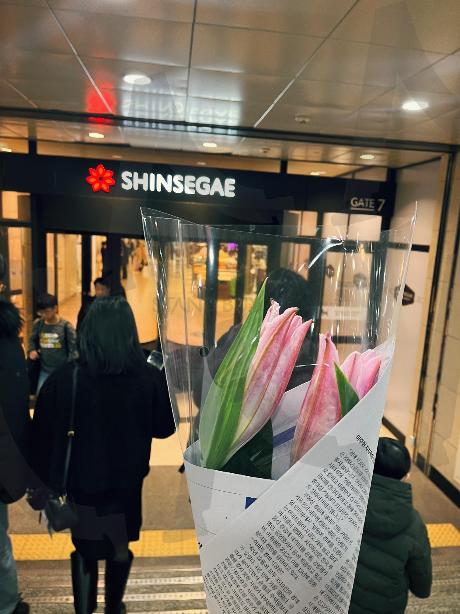 서울 강남 신세계 백화점 | 백합, 핑크백합, 꽃, 꽃선물, 꽃한송이, 신세계백화점, 백화점, 쇼핑, 백화점쇼핑, 신세계, 강남신세계, 강남신세계백화점, 강남백화점, 강남, 서울, 서울강남, 서울지하철, 지하철 | 스탠바이 STANDBUY 디지털 콘텐츠