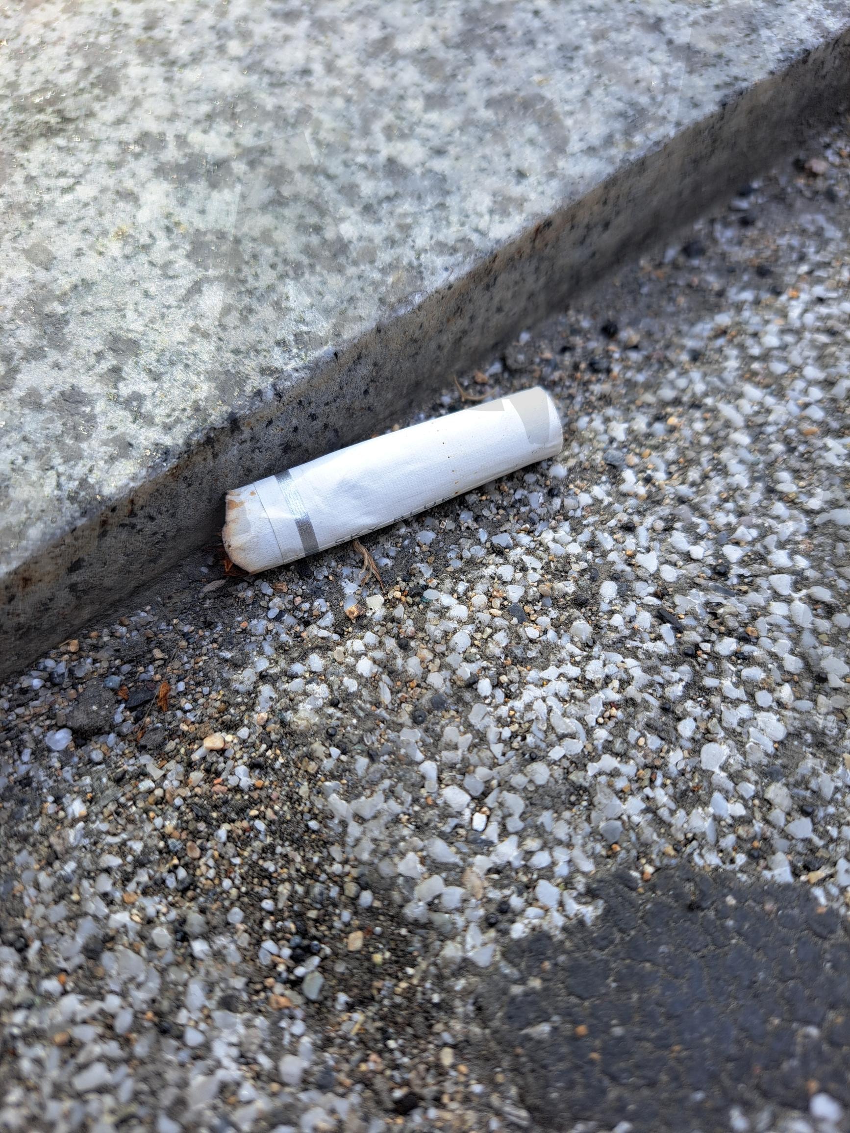 버려진 담배 꽁초 | 담배꽁초, 길거리담배꽁초, 버려진담배, 버려진 꽁초, 길에버려진담배, 꽁초, 쓰레기, 버려진꽁초 | 스탠바이 STANDBUY 디지털 콘텐츠