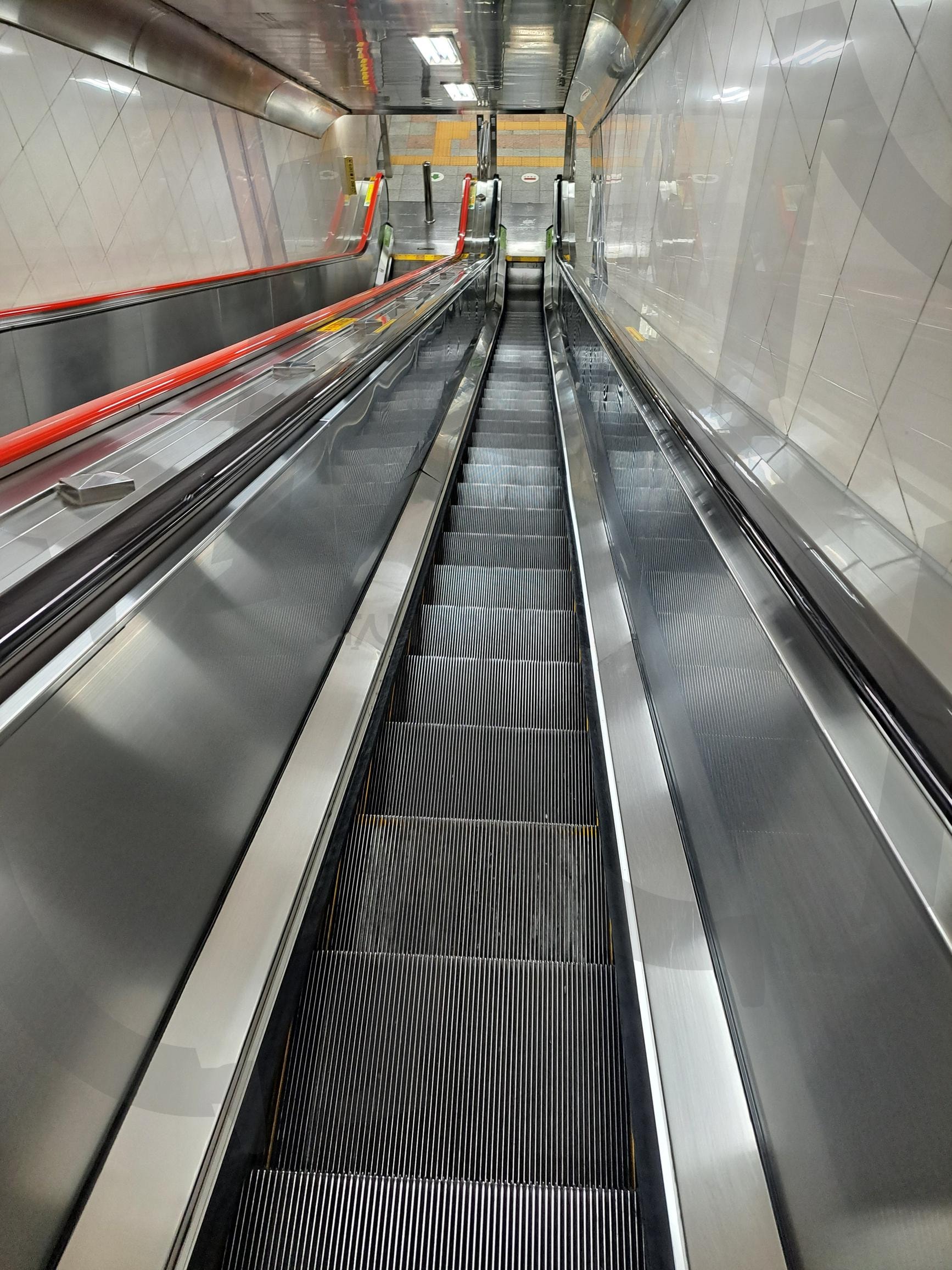 에스컬레이터 | 에스컬레이터, 지하철에스컬레이터, 지하철, 에스컬레이터사진, 에스컬레이터 사진 | 스탠바이 STANDBUY 디지털 콘텐츠