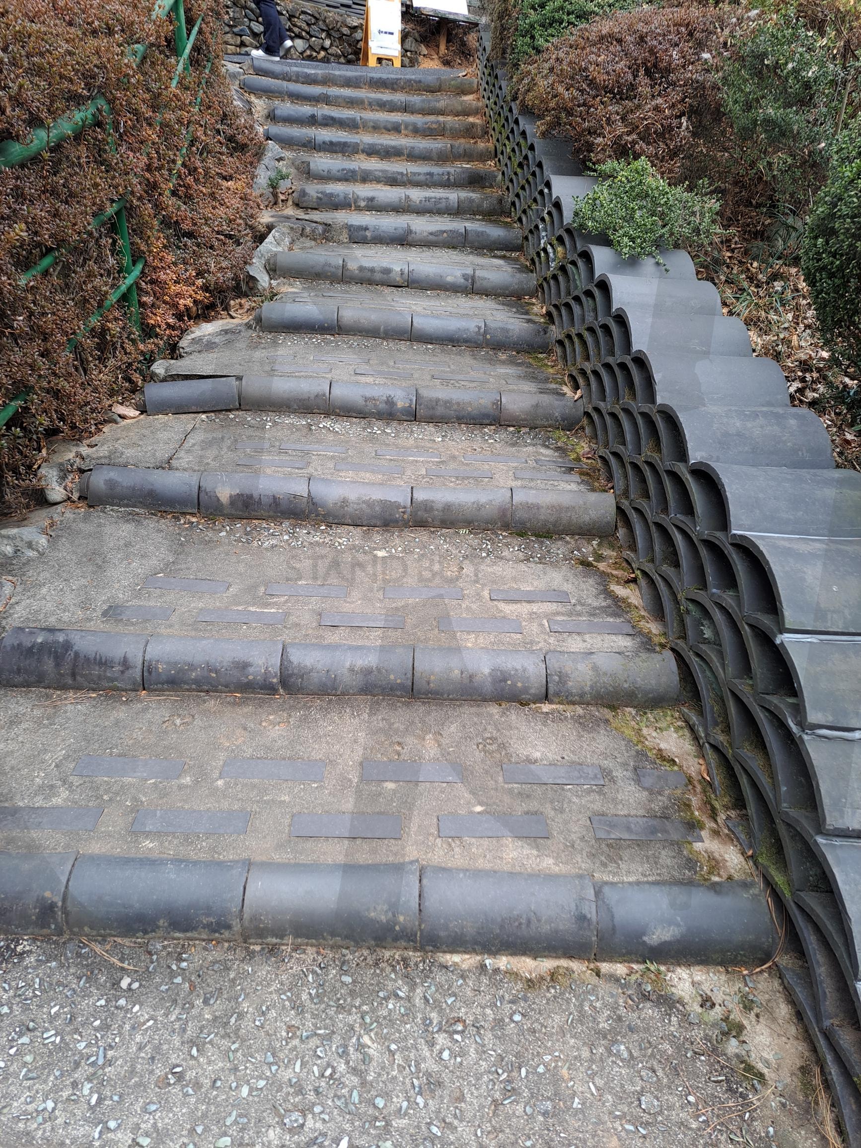 도자기공원내 오솔길 | 도자기공원, 오솔길, 기왓장, 양상도자기공원카페, 카페 | 스탠바이 STANDBUY 디지털 콘텐츠