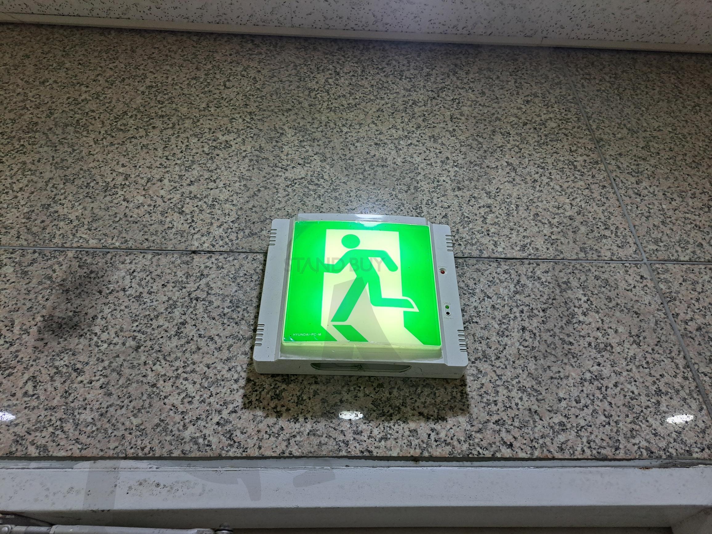 비상통로 안내표지판 | 비상통로, 비상통로안내문, 비상통로 안내문, 비상계단안내, 비상계단 안내, 비상, 안내, 계단 | 스탠바이 STANDBUY 디지털 콘텐츠