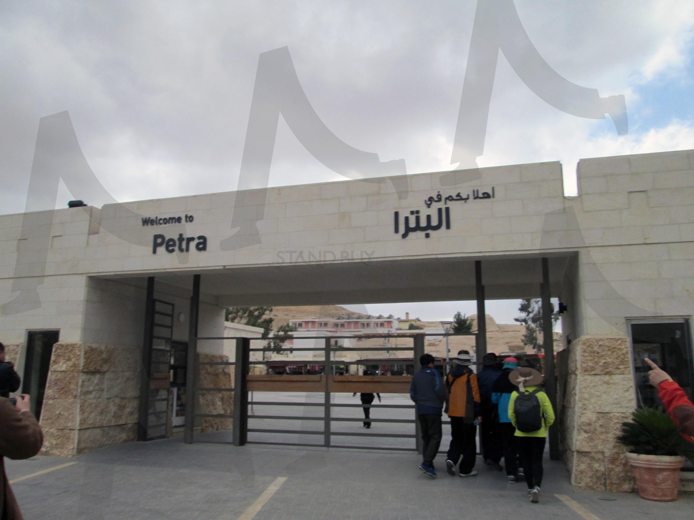 페트라 출입구 | 페트라, 요르단, 고대 도시, 잃어버린 도시, 여행 사진, 유네스코 세계유산, 사막의 경이로움, 역사적인 장소, 암석 절벽 건축, 중동 여행 | 스탠바이 STANDBUY 디지털 콘텐츠