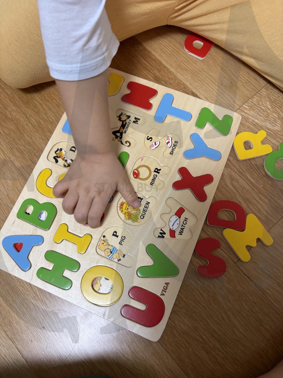 Alphabet Puzzle Learning Activity | Alphabet puzzle, early learning, letter recognition, educational toy, child development, fine motor skills, interactive learning, Montessori-inspired, literacy development, hands-on activity. | 스탠바이 STANDBUY 디지털 콘텐츠