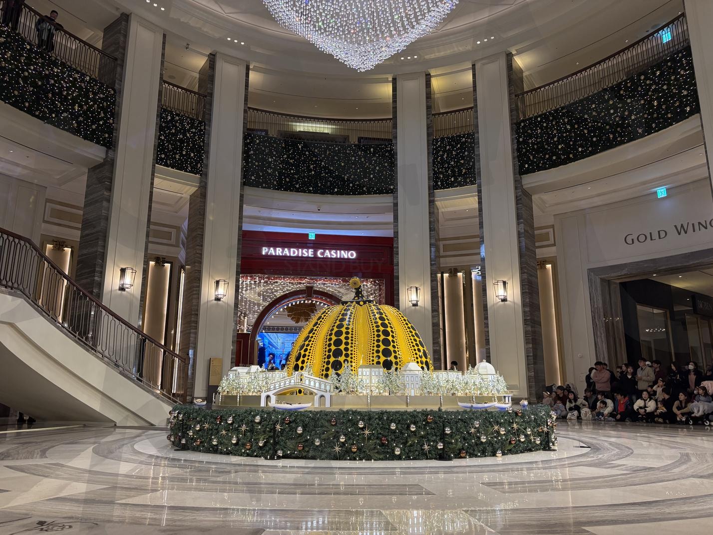 Luxurious Holiday Display at Paradise Casino | luxury hotel, casino, festive display, holiday decoration, Yayoi Kusama-inspired, artistic installation, grand interior, opulent design, Paradise Casino, immersive experience. | 스탠바이 STANDBUY 디지털 콘텐츠