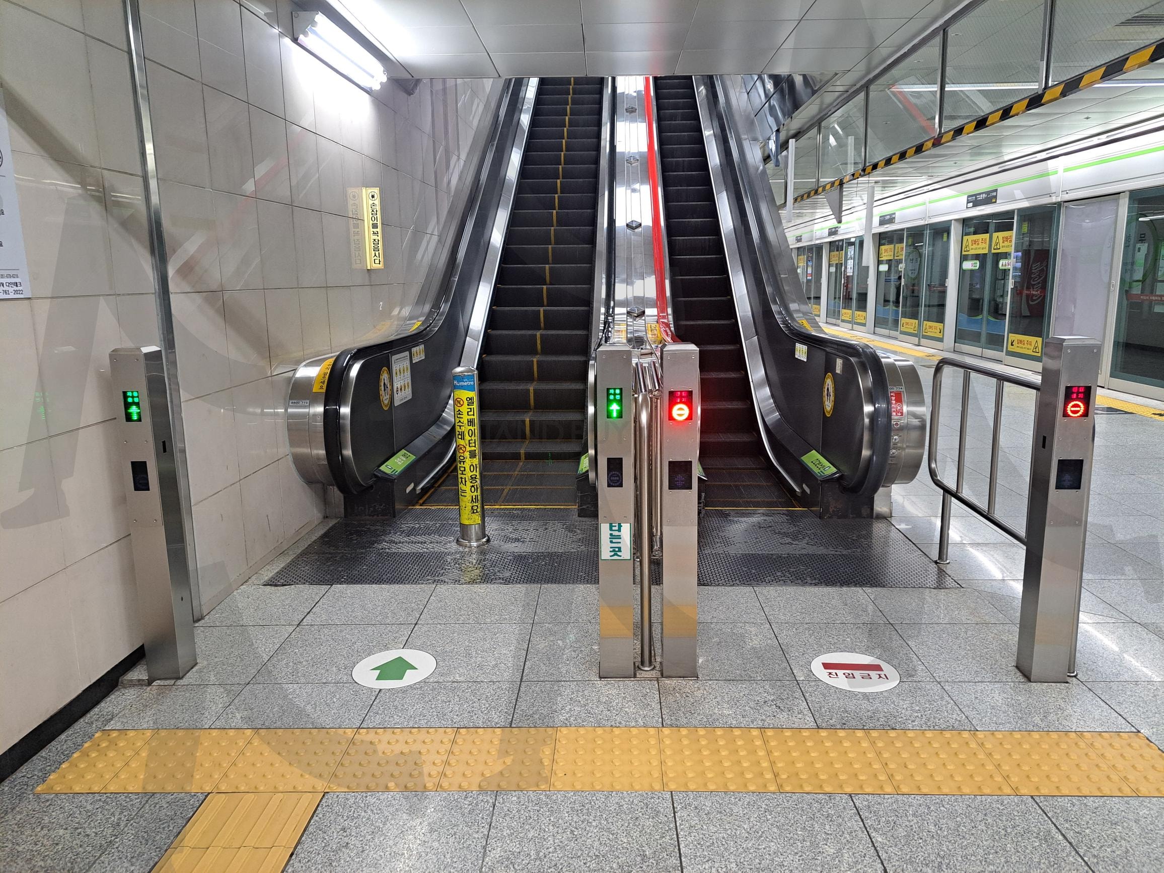 에스컬레이터 | 에스컬레이터, 지하철, 에스컬레이터사진, 에스컬레이터진입, 에스컬레이터계단, 에스컬레이터 계단 | 스탠바이 STANDBUY 디지털 콘텐츠