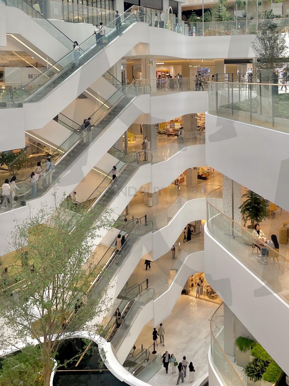 더현대 서울 | 더현대, 더현대 서울, 더현대 서울 내부, 에스컬레이터, 백화점, seoul, korea, Department | 스탠바이 STANDBUY 디지털 콘텐츠