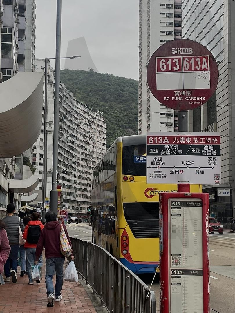 익청빌딩으로 향하는 길 | 아이폰, 홍콩, 익청빌딩, 빈티지, 버스 | 스탠바이 STANDBUY 디지털 콘텐츠