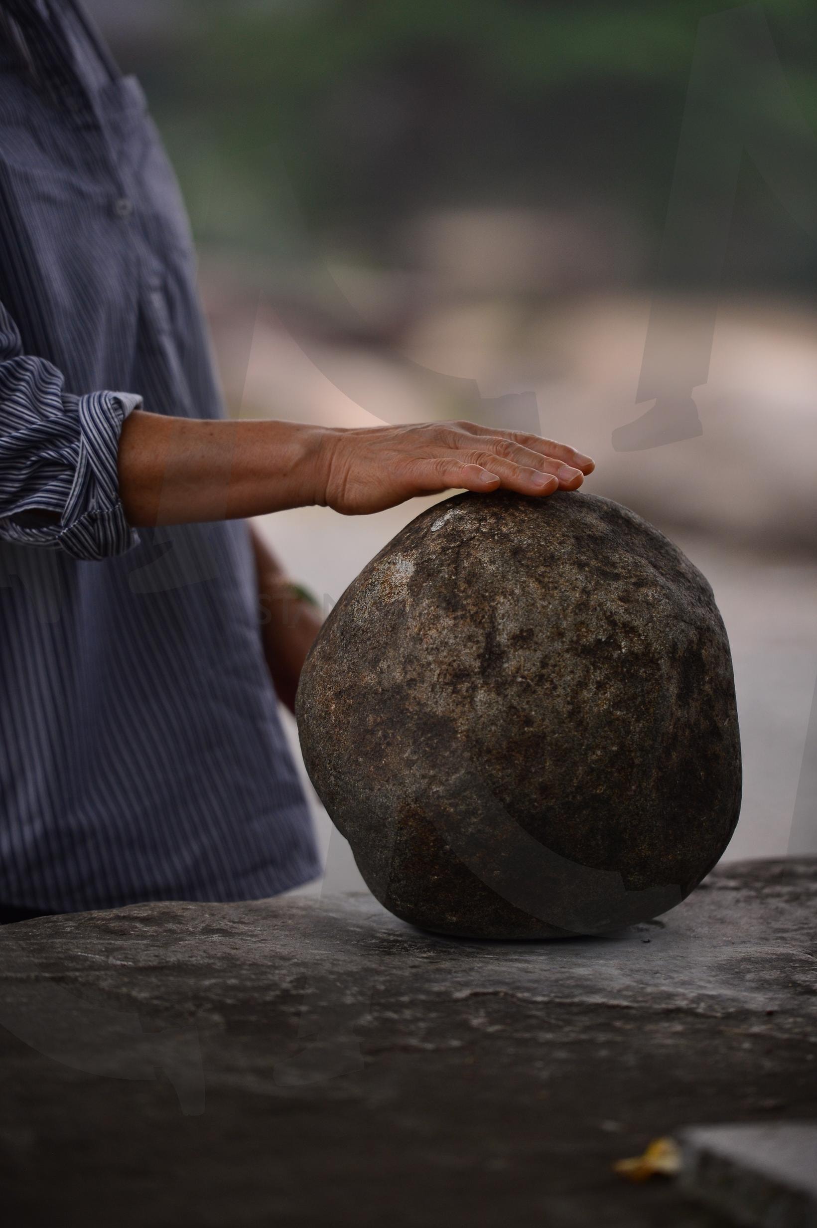 비오는날 만어사 | 비, 안개, 절풍경, 소원빌기, 소원돌, 경남여행, 혼자여행 | 스탠바이 STANDBUY 디지털 콘텐츠