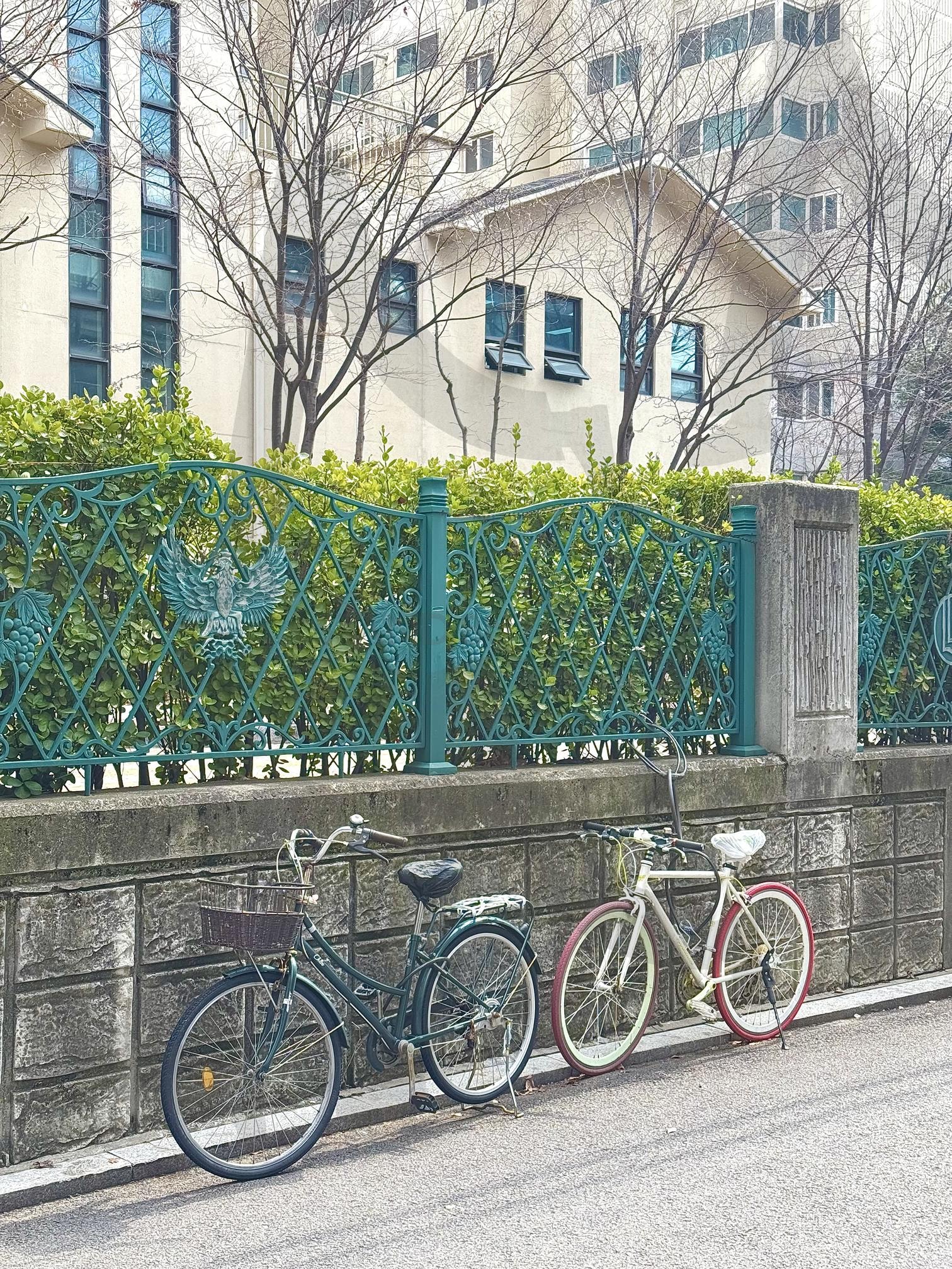 성수 골목 담벼락 앞 | 성수, 담벼락, 자전거, 골목길, 길, 마을, 성수역 | 스탠바이 STANDBUY 디지털 콘텐츠