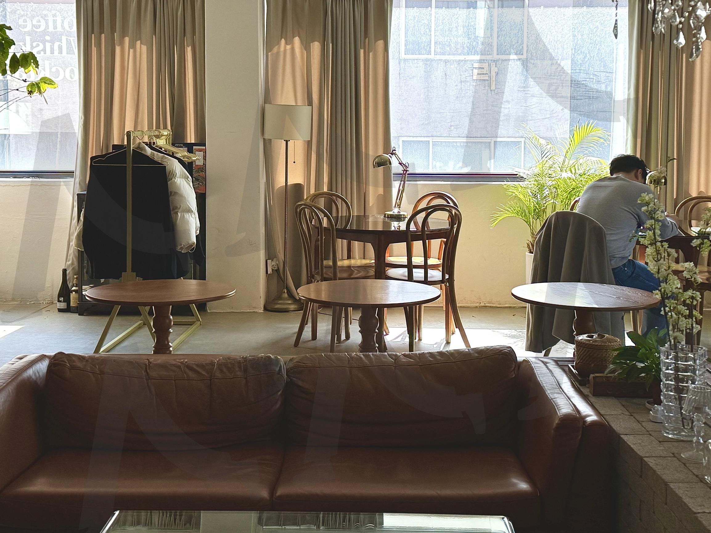 브라운띠어리 바&카페 | 브라운띠어리, 분위기, 공간, 구성, 디자인, 카페분위기, 소품 | 스탠바이 STANDBUY 디지털 콘텐츠