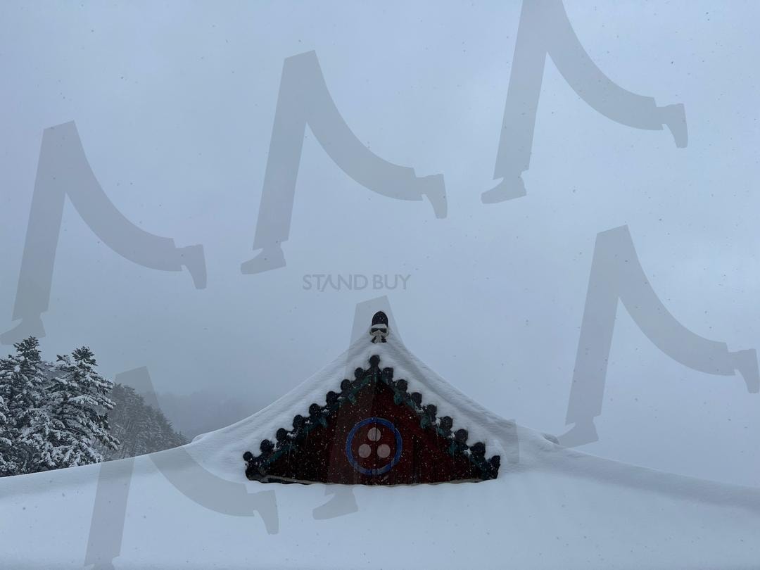 설악산 신흥사의 눈 쌓인 지붕 | 설경, 눈, 강원도, 속초, 설악산, 신흥사, 지붕, 전통, 사찰, 절 | 스탠바이 STANDBUY 디지털 콘텐츠