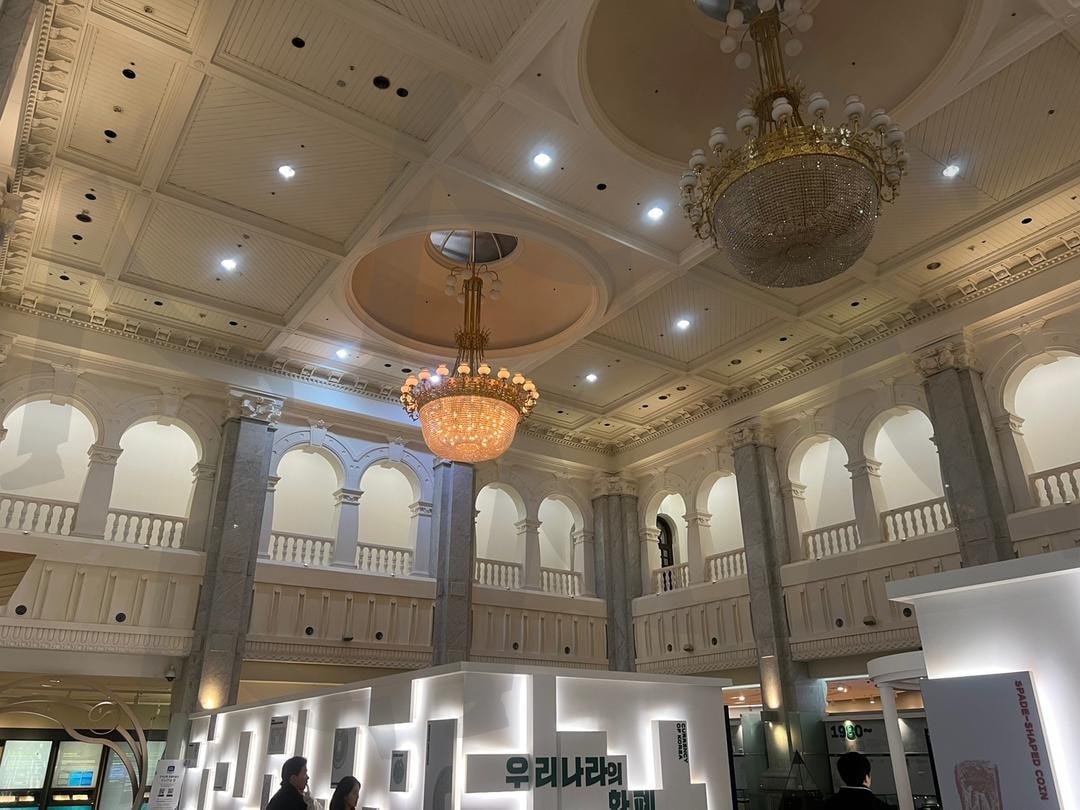 한국은행 화폐박물관 실내 인테리어 | 한국은행화폐박물관, 박물관, 실내인테리어, 샹들리에, 전시, 유럽풍, 서양풍 | 스탠바이 STANDBUY 디지털 콘텐츠