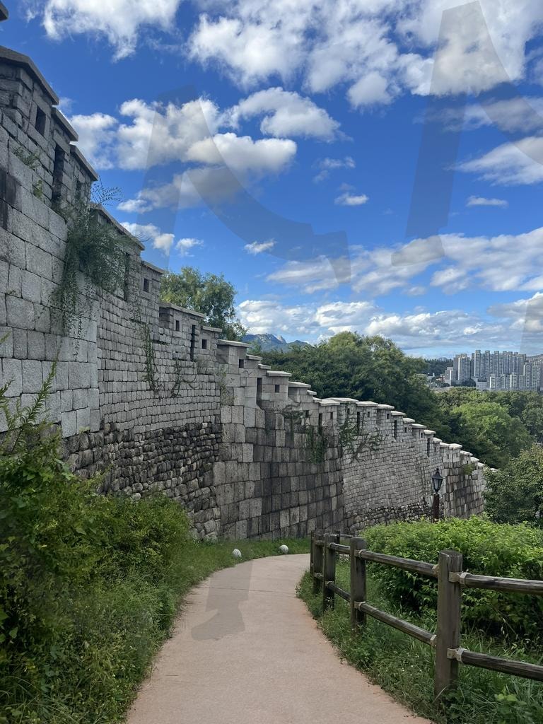 한양도성길 | Seoul City Wall, Korean traditional architecture, Old Seoul Wall Trail, Korean Cultural Landscape, 한양도성길, Historic Seoul Viewpoint, 낙산구간, 한양도성 | 스탠바이 STANDBUY 디지털 콘텐츠