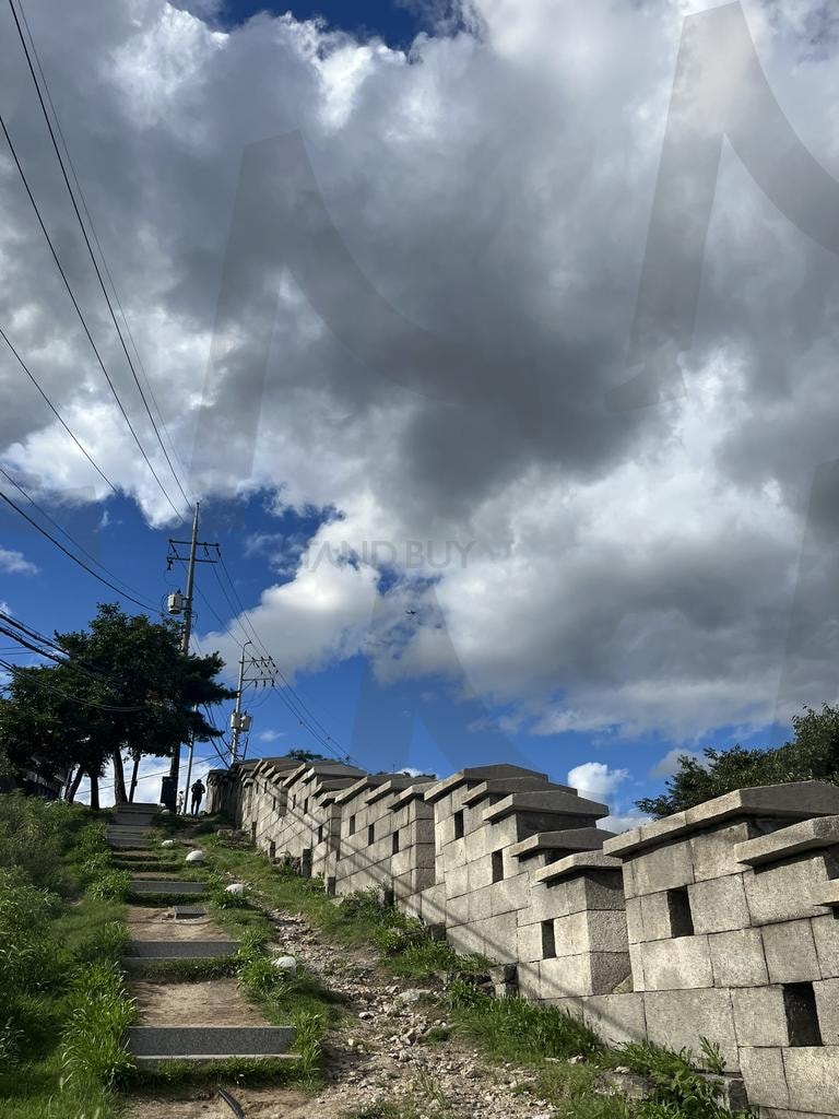 한양도성길 | Seoul City Wall, Old Seoul Wall Trail, Historic Seoul Viewpoint, Korean Cultural Landscape, Seoul Alleyway, 한양도성길, 서울성곽 | 스탠바이 STANDBUY 디지털 콘텐츠