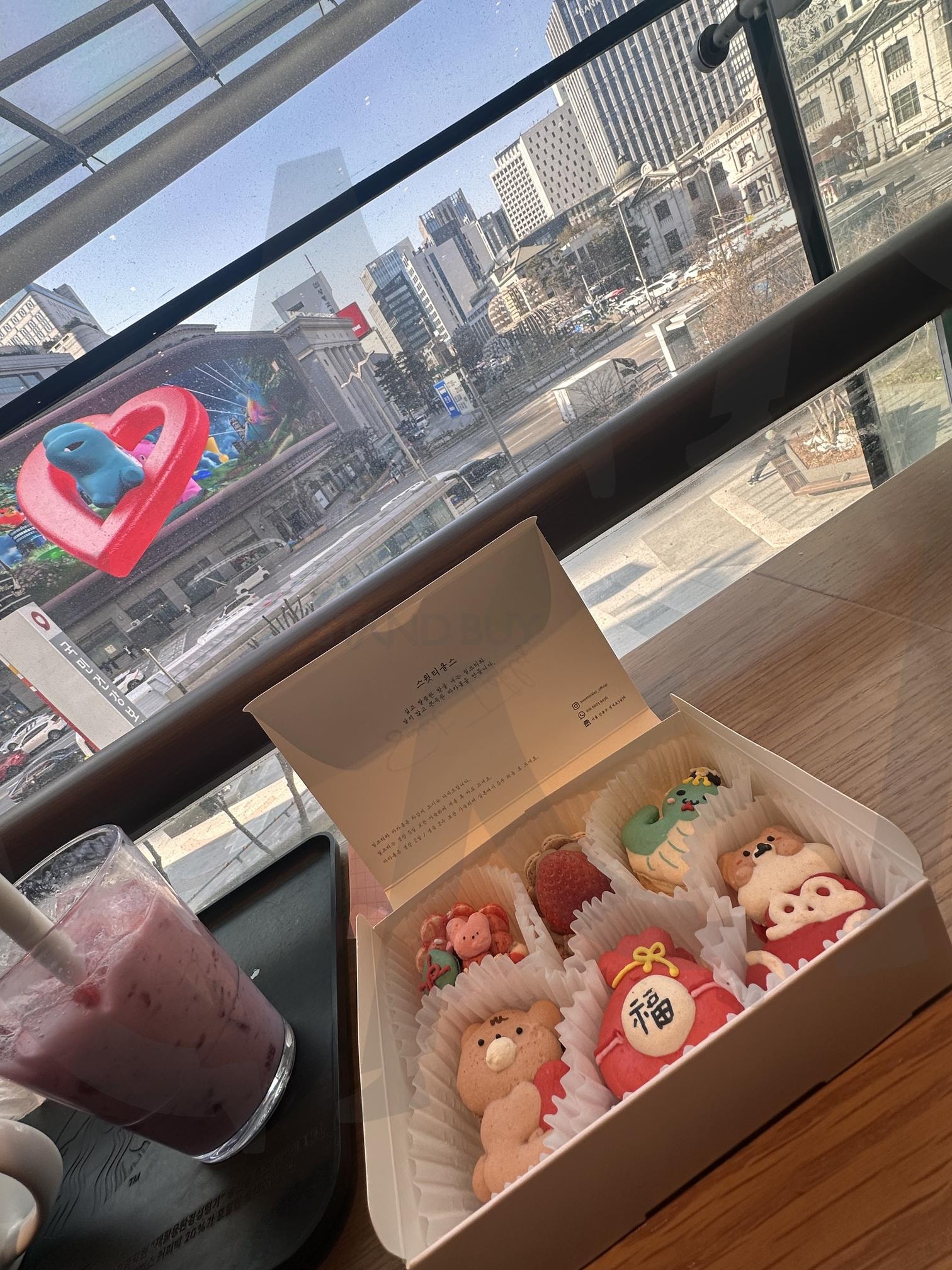 서울 마카롱&스타벅스 | 마카롱, 스타벅스, 서울, 잠실역, 후식 | 스탠바이 STANDBUY 디지털 콘텐츠