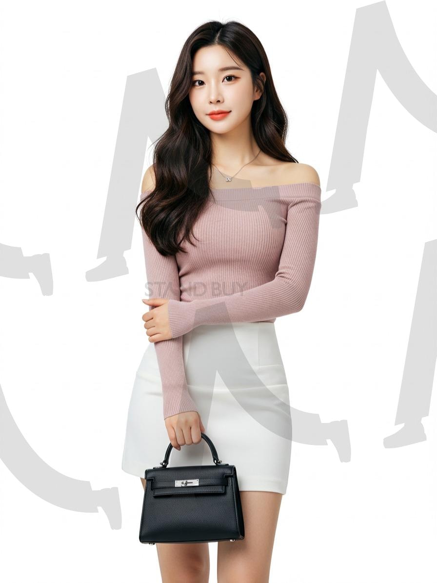 우아한 오프숄더 니트 & 화이트 미니스커트 – 세련된 한국 여성 초상화 | 한국 여성, 세련된 분위기, 차분한 인상, 도회적인 스타일, 긴 웨이브 다크 브라운 헤어, 자연스러운 메이크업, 고급스러운 이미지, 감성적인 분위기, 우아한 스타일링, 핸드백을 든 여성, 한 손을 허리에 올린 포즈, 가볍게 크로스한 팔 동작, 세련된 바디랭귀지, 자연스럽게 기대는 모습, 우아한 자세 표현, 직선적인 바디라인, 오프숄더 니트, 슬림핏 롱슬리브 니트, 더스티 핑크 컬러, 하이웨이스트 화이트 미니스커트, 미니멀한 감성 패션, 고급스러운 데일리룩, 세련된 스타일링, 순수한 화이트 배경, 깔끔한 미니멀 촬영, 브랜드 화보 컨셉, 패션 룩북 스타일, ai, 부드러운 자연광, 피부톤 강조, 따뜻한 색감 대비, 균형 잡힌 명암 효과, 은은한 하이라이트, 실버 펜던트 목걸이, 블랙 가죽 핸드백, 실버 금속 디테일, 모던한 패션 소품, 패션 화보, 광고 모델 이미지, 온라인 쇼핑몰 상세페이지, SNS 콘텐츠, 브랜드 룩북, 웹사이트 배너, 트렌디한 감성 컨셉, 감각적인 스타일링 컷 | 스탠바이 STANDBUY 디지털 콘텐츠