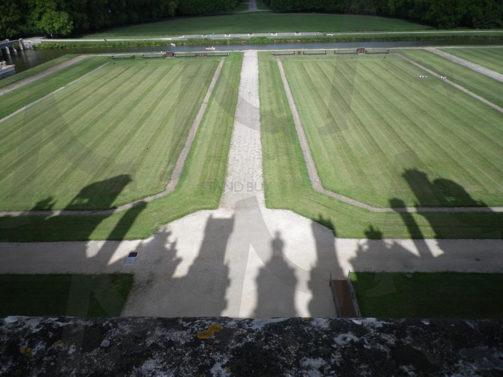 시간의 그림자, 고성과 정원의 대화 | 프랑스, 고성, 그림자 예술, 역사적인 건축물, 정원 풍경, 샹보르, 문화유산, 중세 건축, 햇빛과 그림자, 웅장한 성, 루아르 계곡 | 스탠바이 STANDBUY 디지털 콘텐츠