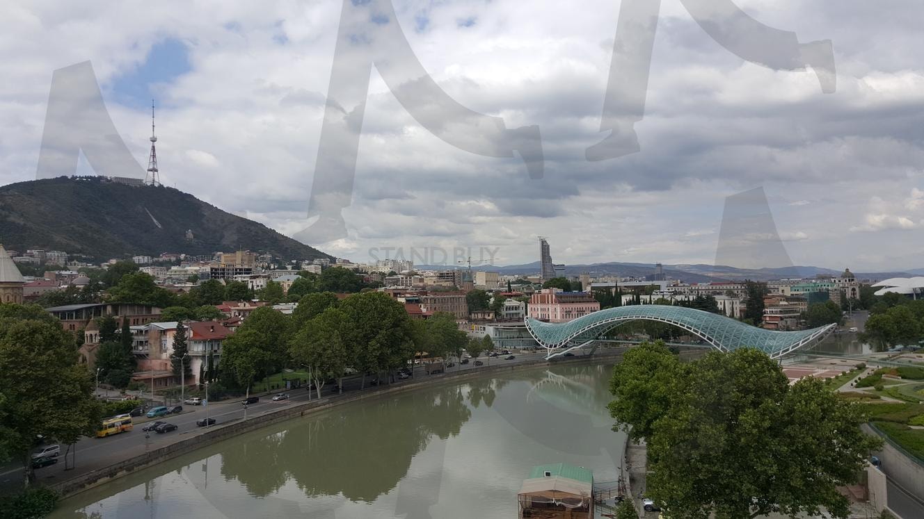 트빌리시의 조화, 과거와 미래를 잇는 평화의 다리 | 트빌리시, 조지아, 평화의 다리, 므트크바리 강, 유럽풍 도시, 현대 건축, 도시 전망, 역사와 현대의 조화, 조지아 수도 | 스탠바이 STANDBUY 디지털 콘텐츠