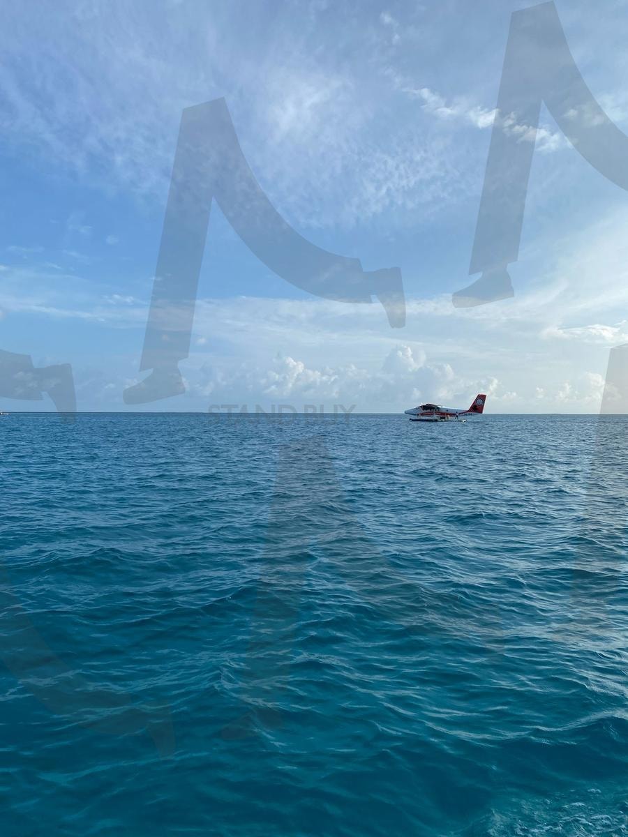 푸른 바다 위 수상 비행기, 몰디브의 하늘길 | 몰디브, 수상 비행기, 푸른 바다, 열대 섬, 럭셔리 휴양지, 하늘과 바다, 트랜스 몰디비안 항공 | 스탠바이 STANDBUY 디지털 콘텐츠