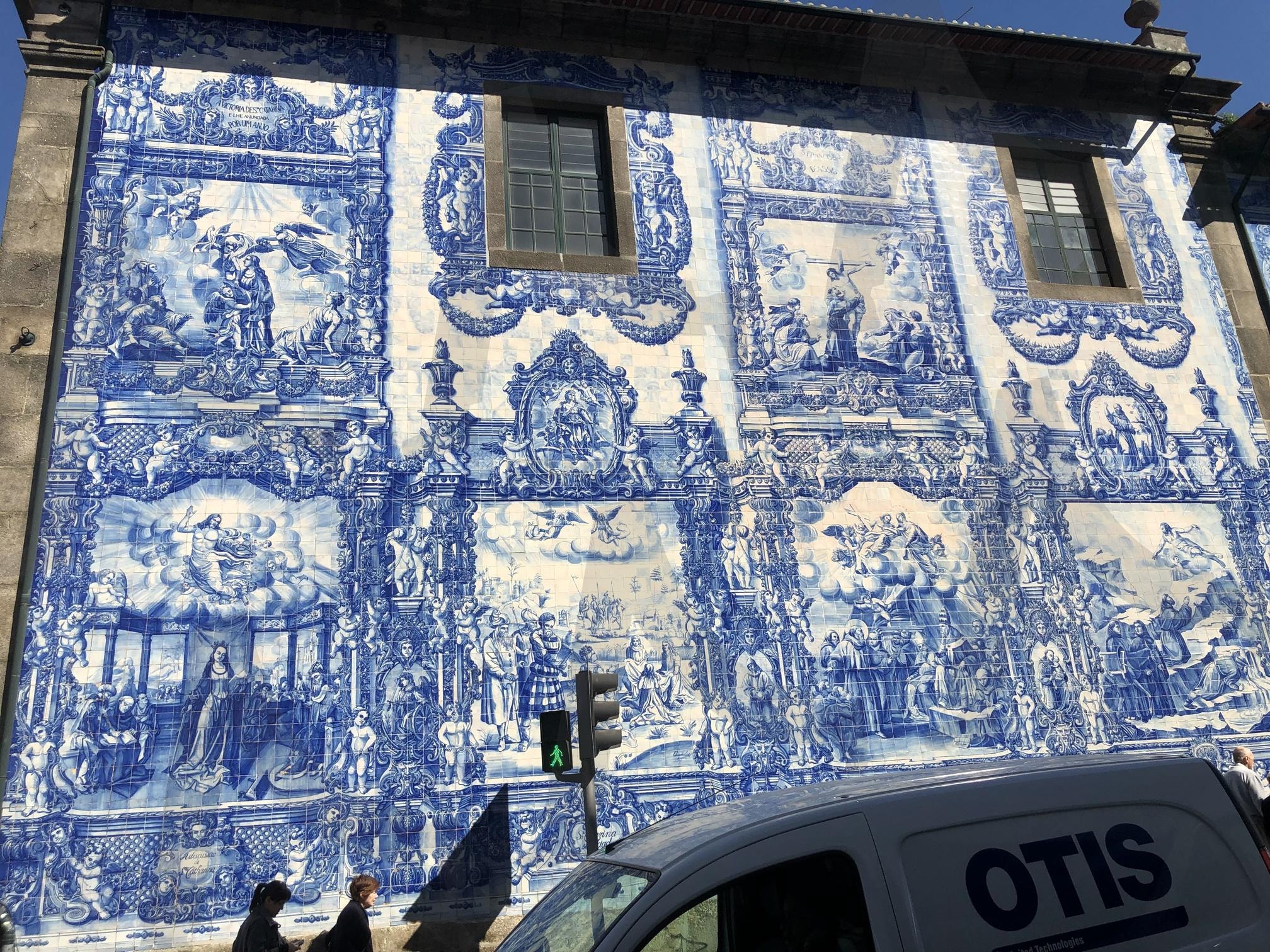 아줄레주가 빚어낸 예술, 카르무 교회 | 포르투갈, 포르투, 가르무 교회, 아줄레주, 역사적인 건축물, 타일 예술, 바로크 양식, 명소, 종교 예술, 포루투 문화, 문화, 예술 | 스탠바이 STANDBUY 디지털 콘텐츠