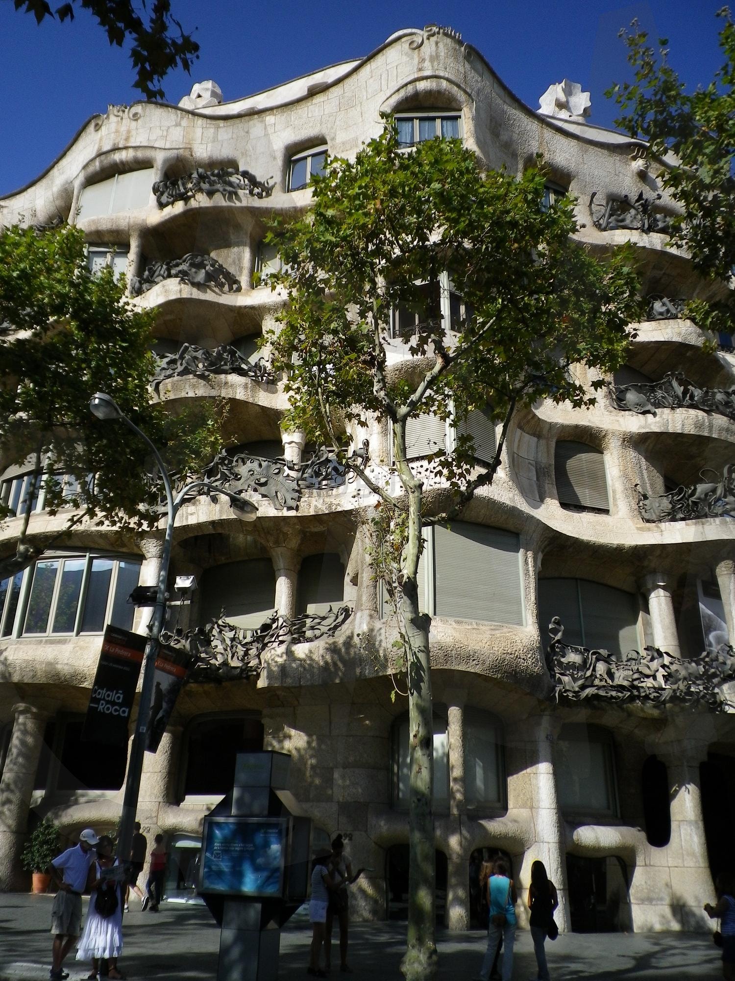 안토니 가우디의 걸작, 카사 밀라 | 스페인, 바르셀로나, 카사밀라, 라 페드레라, 건축물, 가우디, 유네스코, 세계유산, 고선미 건축, 명소, 모더니즘 건축, 카탈루냐 | 스탠바이 STANDBUY 디지털 콘텐츠