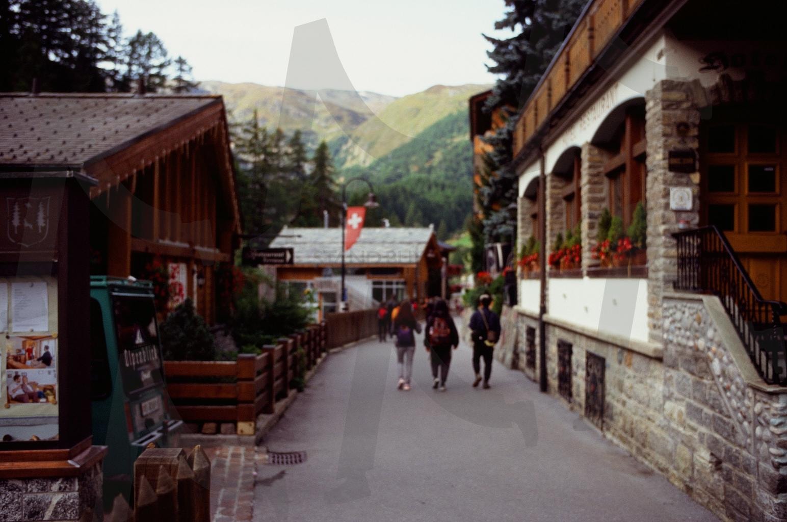 알프스의 평온한 마을, 마테호른으로 가는 길 | 스위스, 마테호른, 작은마을, 하이킹, 알프스, 목가적인 풍경, 고요한 마을, 전통 마을 | 스탠바이 STANDBUY 디지털 콘텐츠