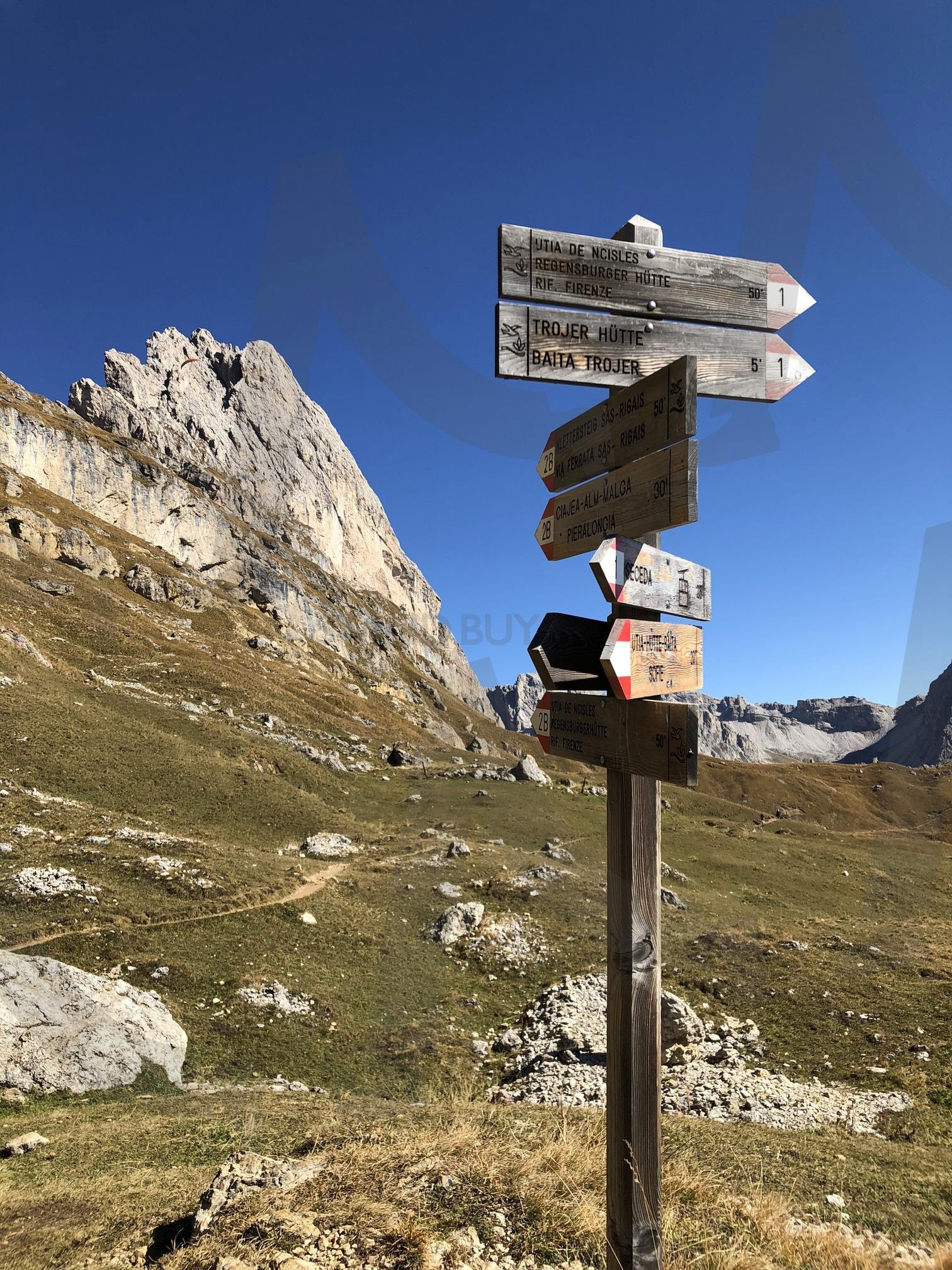 돌로미티 하이킹, 길 위에서 만난 선택의 순간 | 이탈리아, 돌로미티, 하이킹, 하이킹 트레일, 산악 풍경, 알프스, 자연, 이정표, 자연경관, 유럽, 푸른 하늘, 산 | 스탠바이 STANDBUY 디지털 콘텐츠