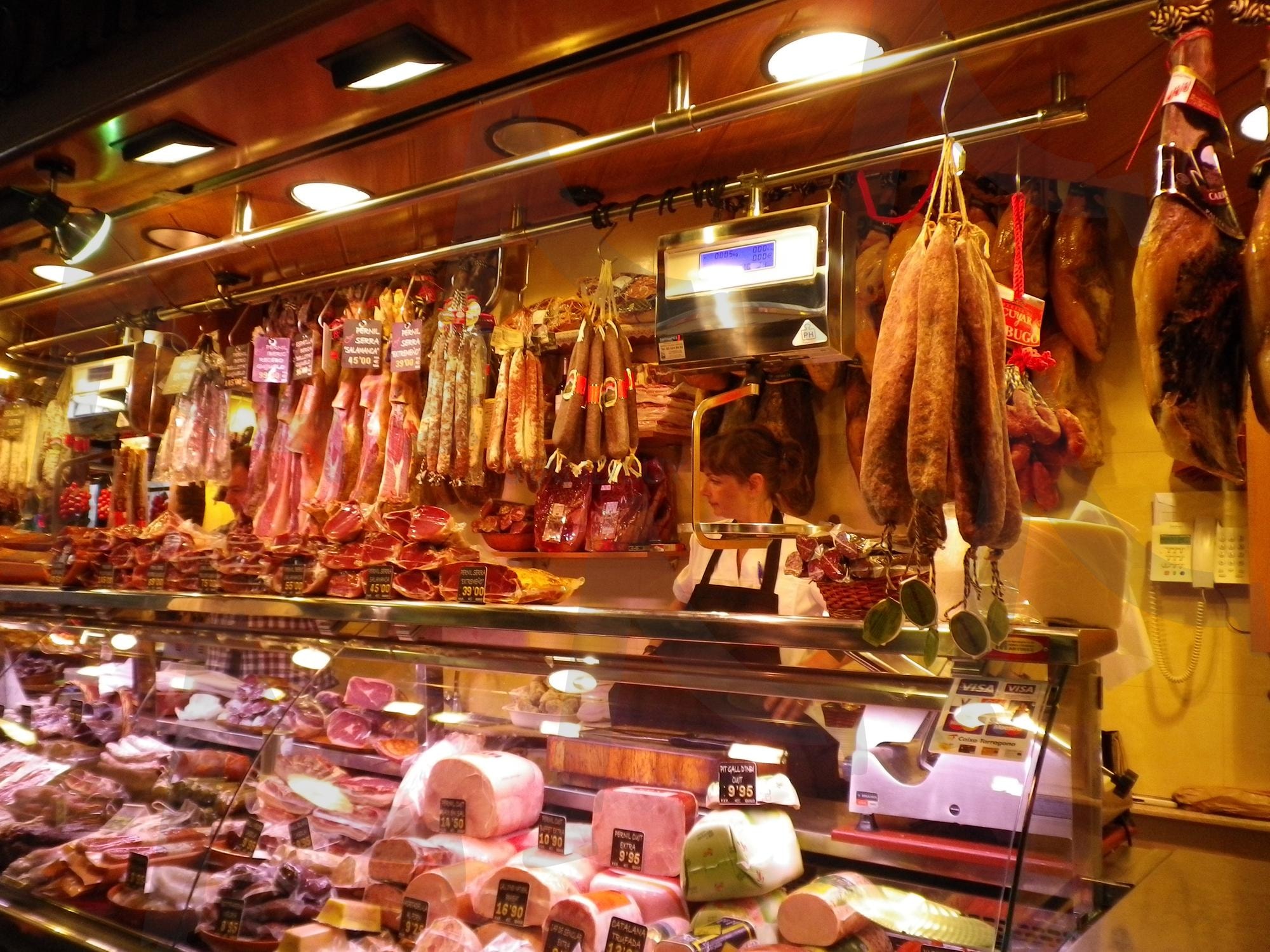 스페인 전통 하몽과 소시지, 현지 정육점의 풍경 | 스페인, 바르셀로나, 보케리아 시장, 스페인 미식, 하몽, 스페인 소시지, 정육점, 전통음식, 하몽 이베리코, 카탈루냐 음식, 마켓 투어 | 스탠바이 STANDBUY 디지털 콘텐츠