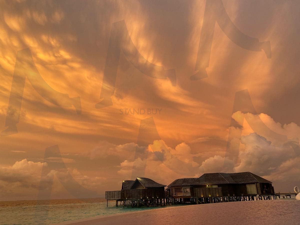 몰디브의 황홀한 노을, 시간의 마법 | 몰디브, 노을, 수상 방갈로, 트로피컬 파라다이스, 황금빛 하늘, 감성 여행, 자연이 색채, 평온한 순간, 럭서리 리조트, 꿈 같은 풍경 | 스탠바이 STANDBUY 디지털 콘텐츠
