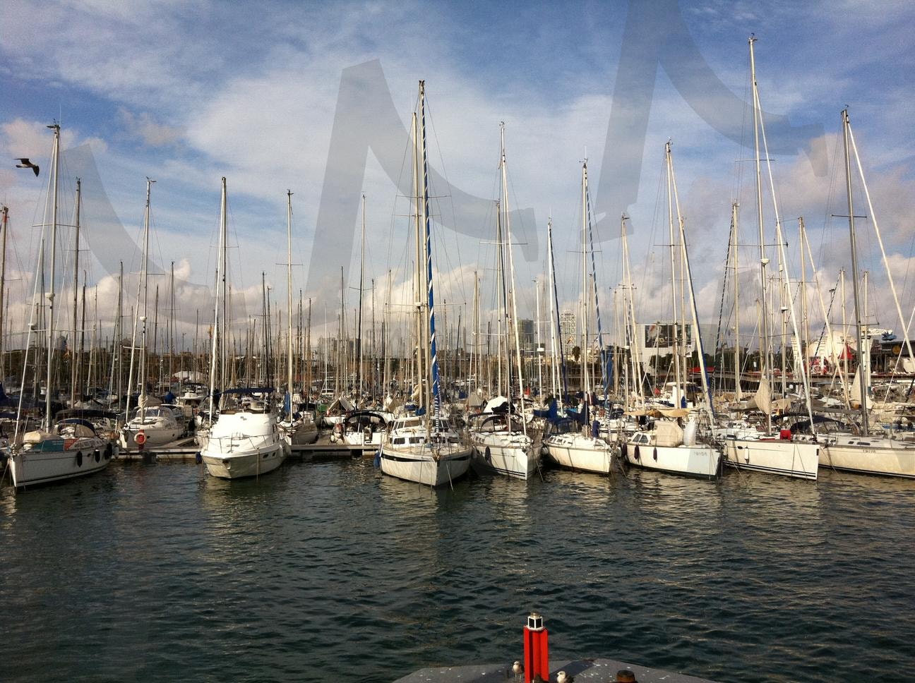 바르셀로나의 해양 중심, 포트 벨 요트 항구 | 스페인, 바르셀로나, 카탈루냐, 포트 벨, 항구, 람블라 거리, 지중해 풍경, 바다와 요트, 해안 산책 | 스탠바이 STANDBUY 디지털 콘텐츠