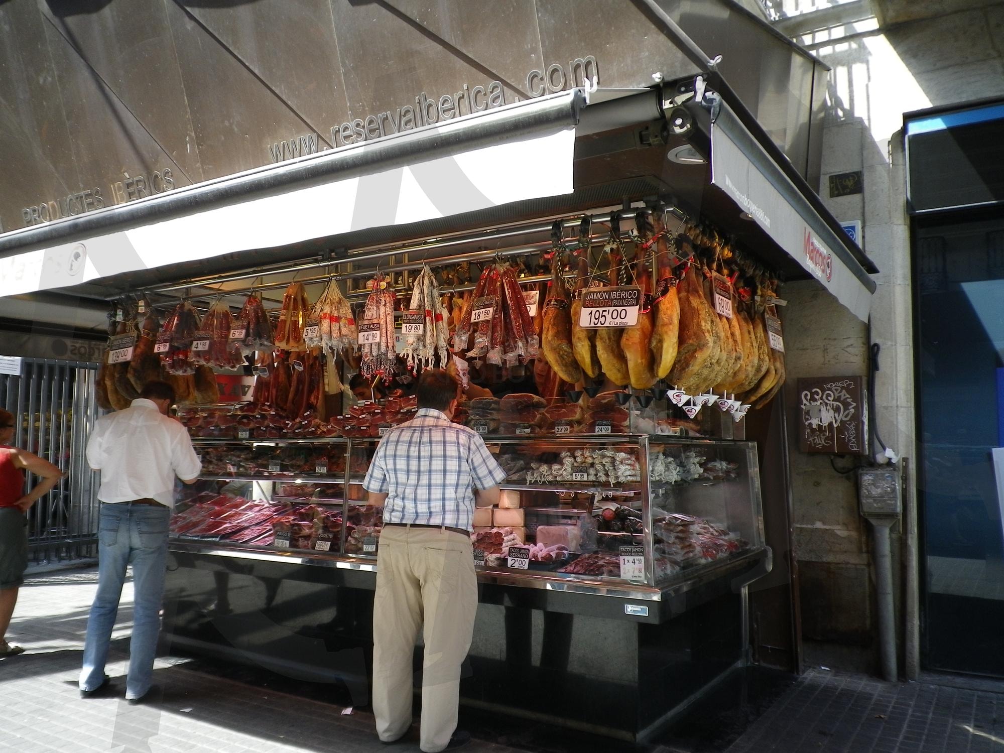 스페인 전통 하몽과 소시지 | 스페인, 바르셀로나, 카탈루냐, 보케리아, 하몽, 이베리코, 소시지, 시장, 재래시장, 전통시장, 시장 풍경, 활기, 명소 | 스탠바이 STANDBUY 디지털 콘텐츠