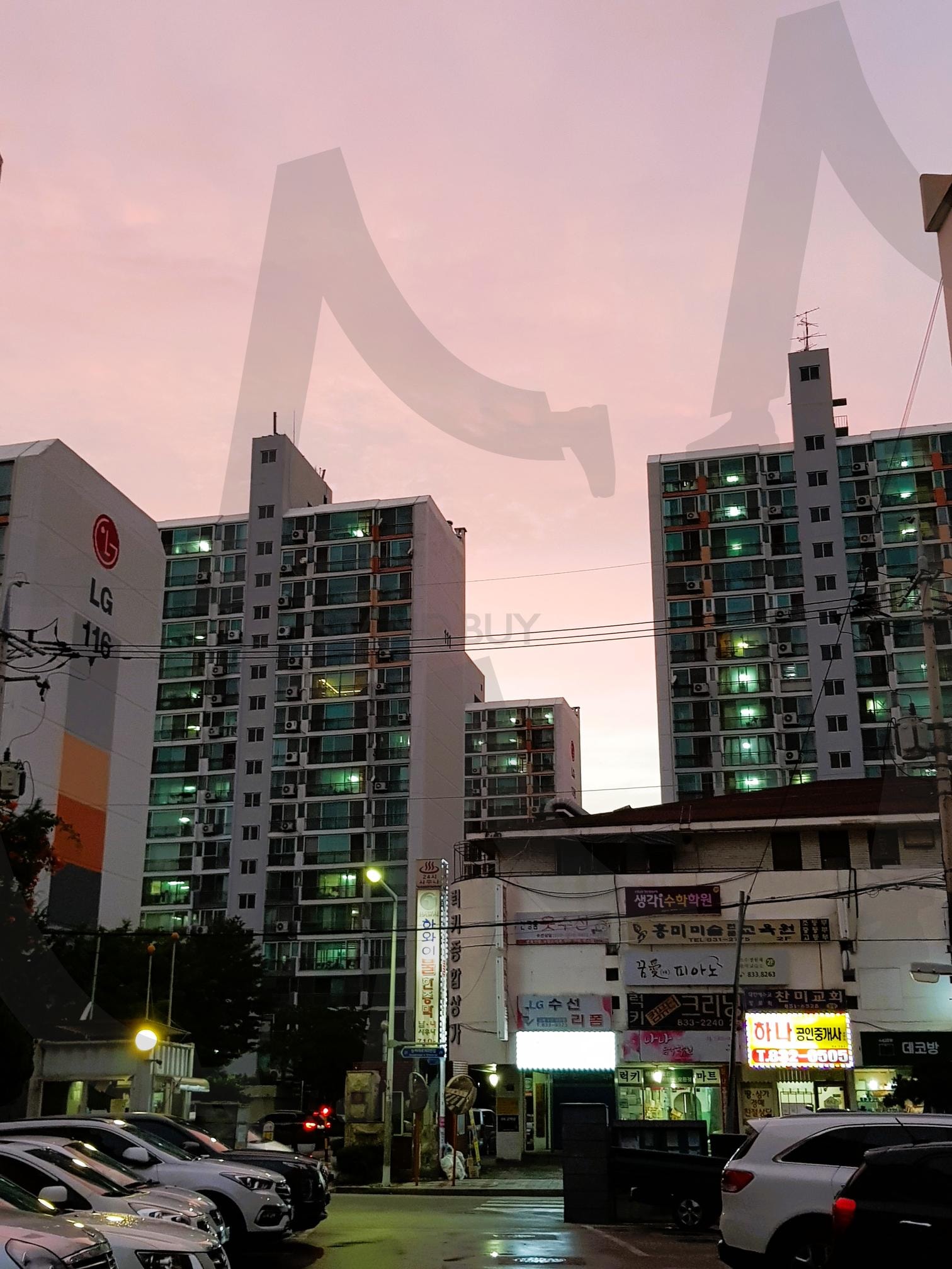 흔한 아파트 풍경 | 아파트, 노을, 석양, 전경, 늦은오후, 일과끝, 집, 집앞 | 스탠바이 STANDBUY 디지털 콘텐츠