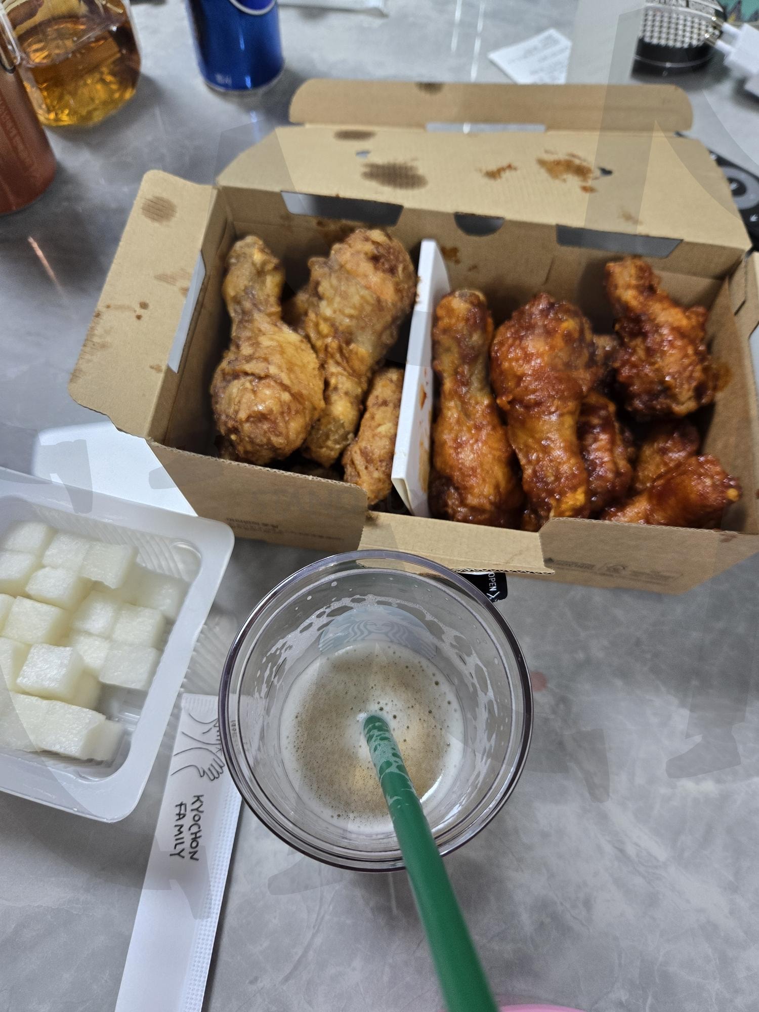 퇴근 후 치킨 | 퇴근, 회사, 야근, 집, 야식, 배달, 치킨, 굽네, 굽네오리지날, 굽네볼케이노, 스타벅스, 스타벅스텀블러, 바닐라라떼, 아바라, 존맛탱, 맛있다, 맛있어 | 스탠바이 STANDBUY 디지털 콘텐츠