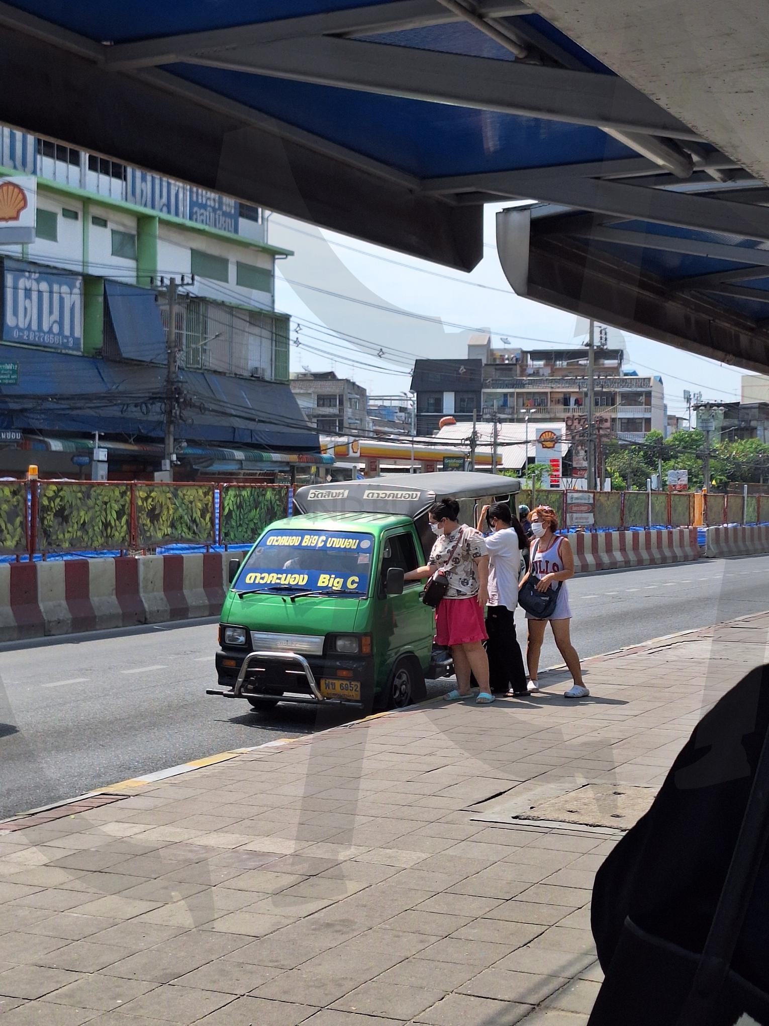 태국 거리에서의 일상적인 풍경 | 썽태우, 대중교통, 서민교통, 버스, 거리, 교통, 택시, 툭툭, 태국, 도시, 시장, 도로, 차량, 초록색, 미니밴, 여행, 승객, 대기, 도시 풍경, 교통량, 관광, 더위, 여름, 인도 | 스탠바이 STANDBUY 디지털 콘텐츠