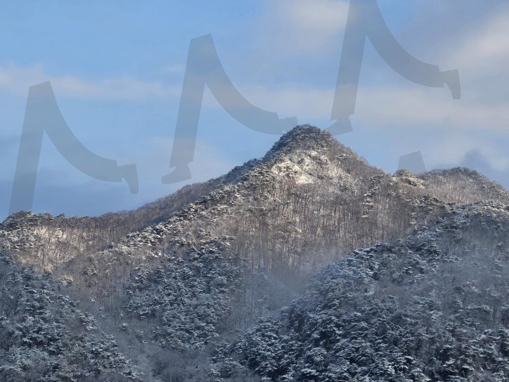 3월 겨울 산 | 겨울산, 3월의 눈, 눈, 청명한겨울산, 하늘, ai | 스탠바이 STANDBUY 디지털 콘텐츠