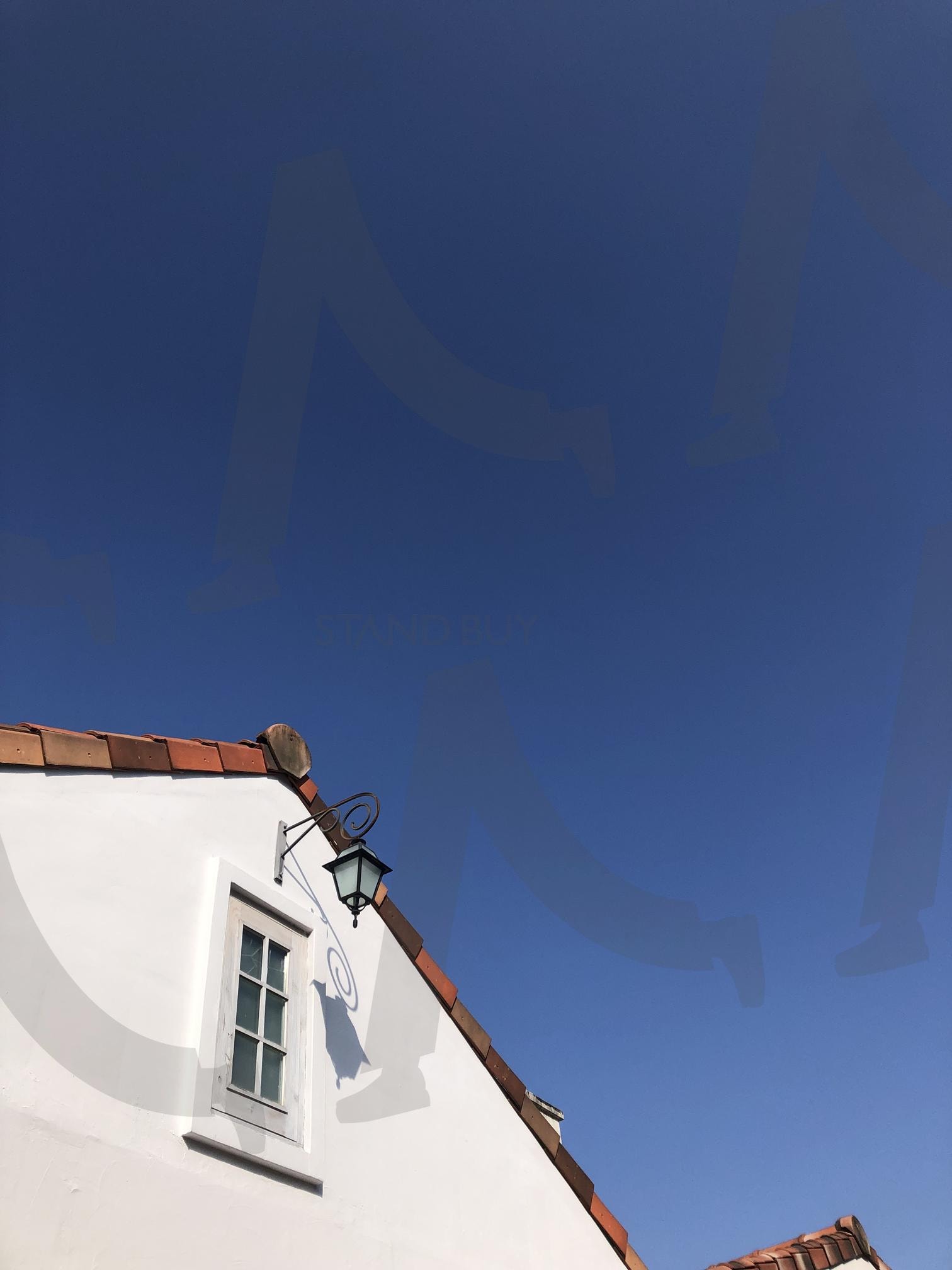 배경화면으로 써도 예쁜 분위기 있는 사진! | 겨울, 집, 하늘, 파랑, 파란, 지붕, 주택, 외국, 해외, 빨간, 빨강, 주황, 주황색, 낮, 창문, 빈티지, 구도, 배경화면, 배경화면사진, 배경 | 스탠바이 STANDBUY 디지털 콘텐츠