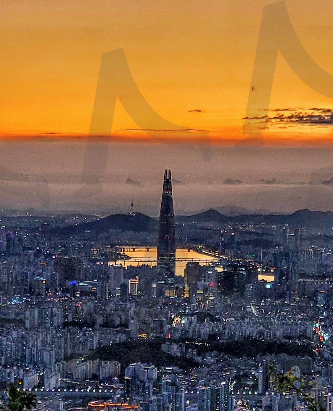 서울의 황금빛 일몰과 롯데월드타워 | 서울, 롯데월드타워, 한강, 남산타워, 서울전경, 일몰사진, 도시풍경, 노을, 서울야경, 스카이라인, 대한민국, 하늘사진, 건축물, 서울일몰, 여행사진, 풍경사진, 감성사진 | 스탠바이 STANDBUY 디지털 콘텐츠