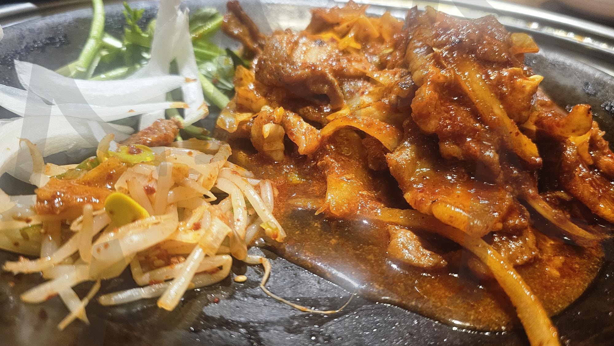 제육볶음과 쌈밥 | 제육볶음, 쌈밥, 영암집, 논현역, 음식사진 | 스탠바이 STANDBUY 디지털 콘텐츠