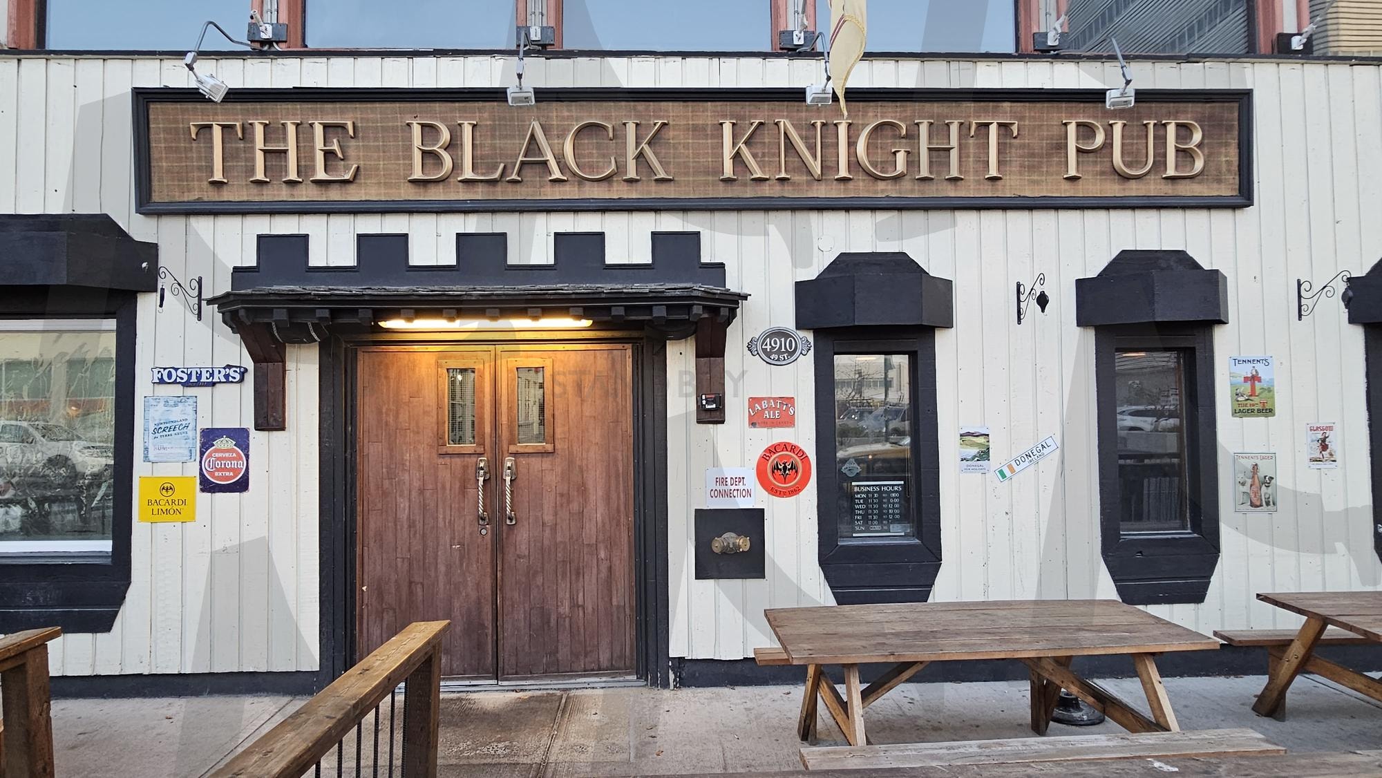 옐로나이프 맛집 블랙나이트펍 yellowknife the black knight pub | 옐로나이프, yellowknife, 블랙나이트펍, the black knight pub, 옐로나이프식당, 옐로나이프 시내, yellowknife town, 캐나다, canada | 스탠바이 STANDBUY 디지털 콘텐츠