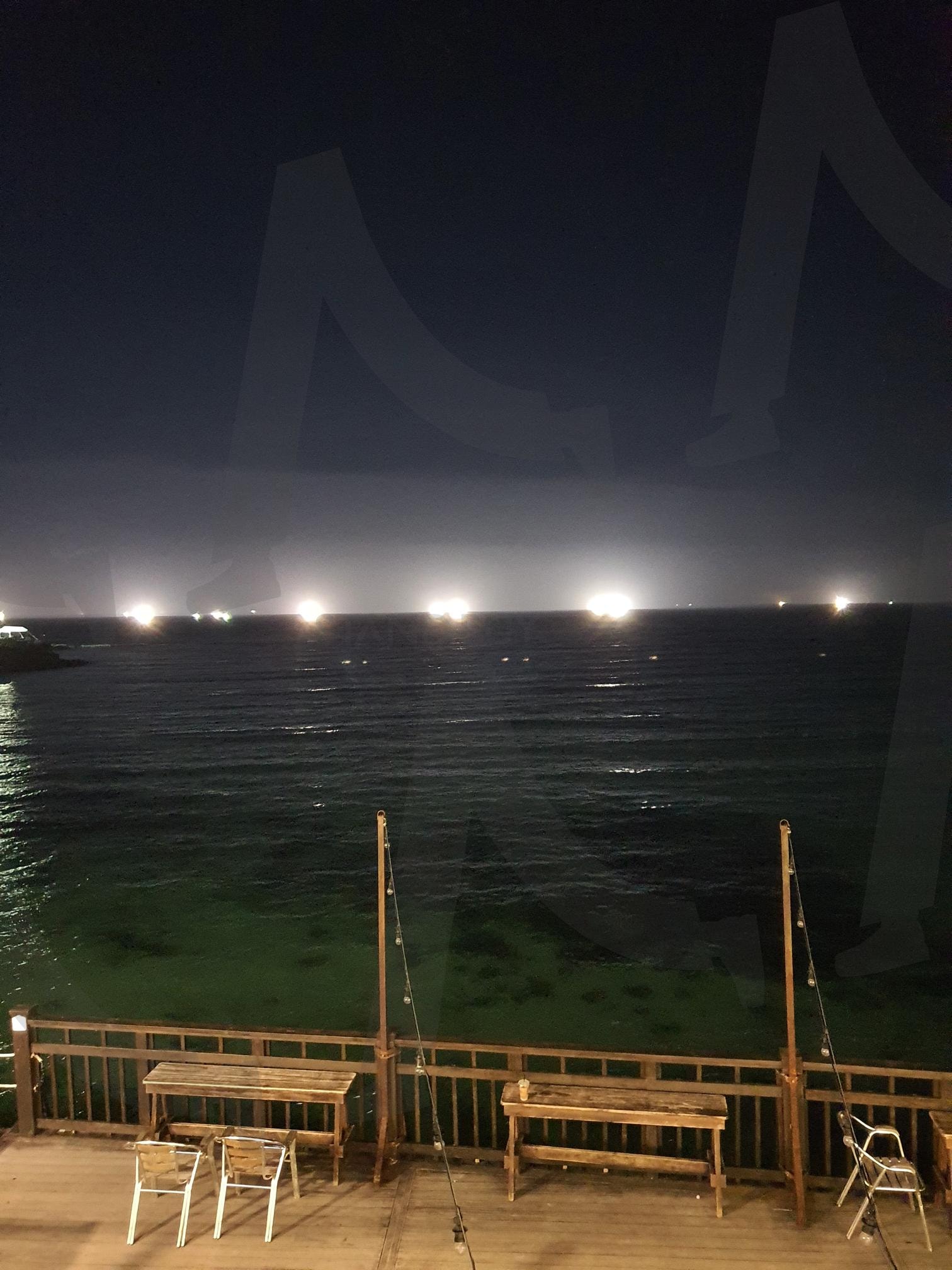 카페의자 | 제주, 카페, 카페의자, 밤바다, 밤카페야경, 에메랄드바다 | 스탠바이 STANDBUY 디지털 콘텐츠