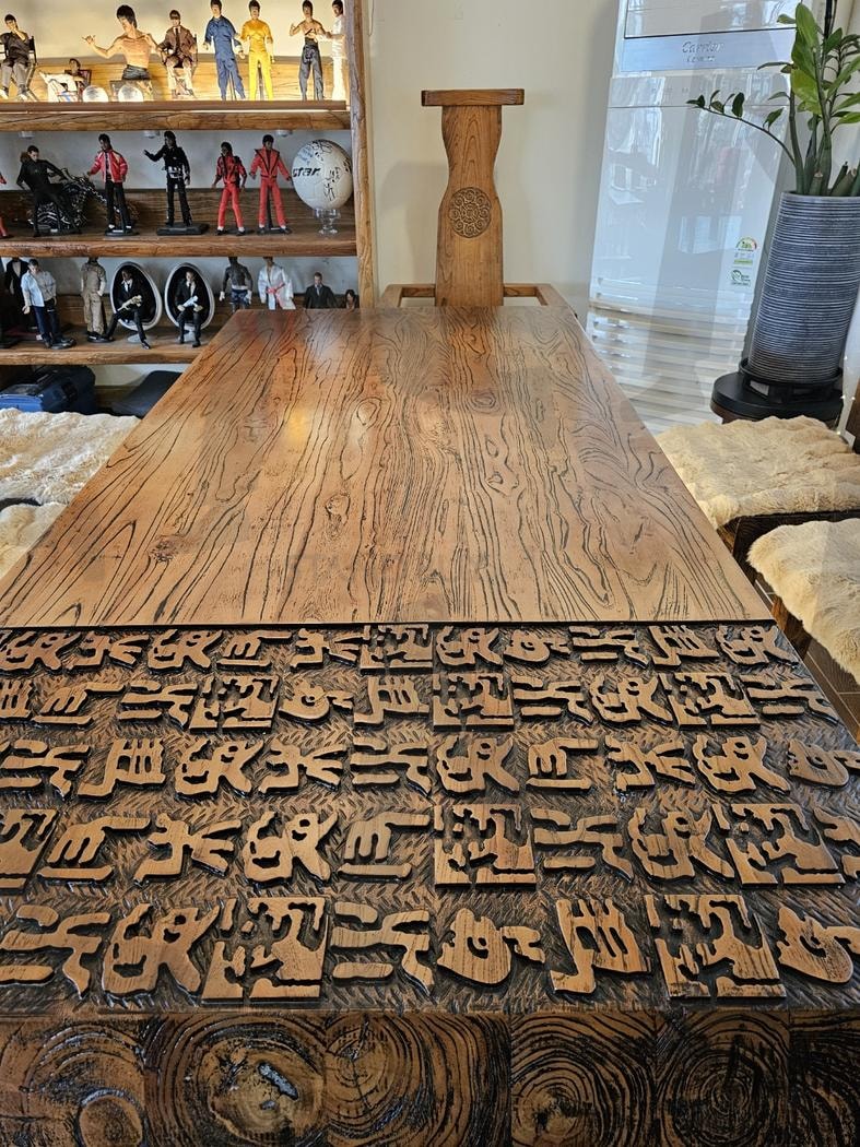 나를 내어주고 얻은 것 | 서각, 탁자, 나무탁자, 원목테이블, 카페 | 스탠바이 STANDBUY 디지털 콘텐츠