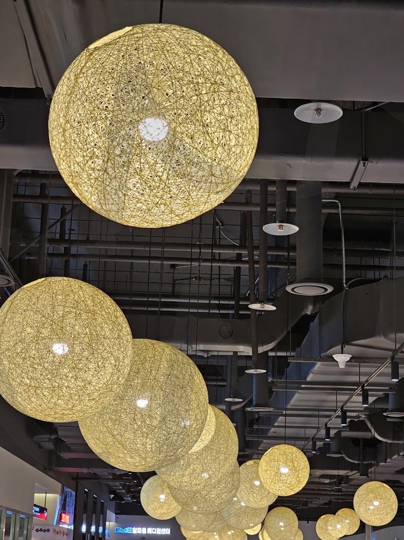 전등의 향연 | 전등, 광교역, 불빛, 희망, 기다림 | 스탠바이 STANDBUY 디지털 콘텐츠