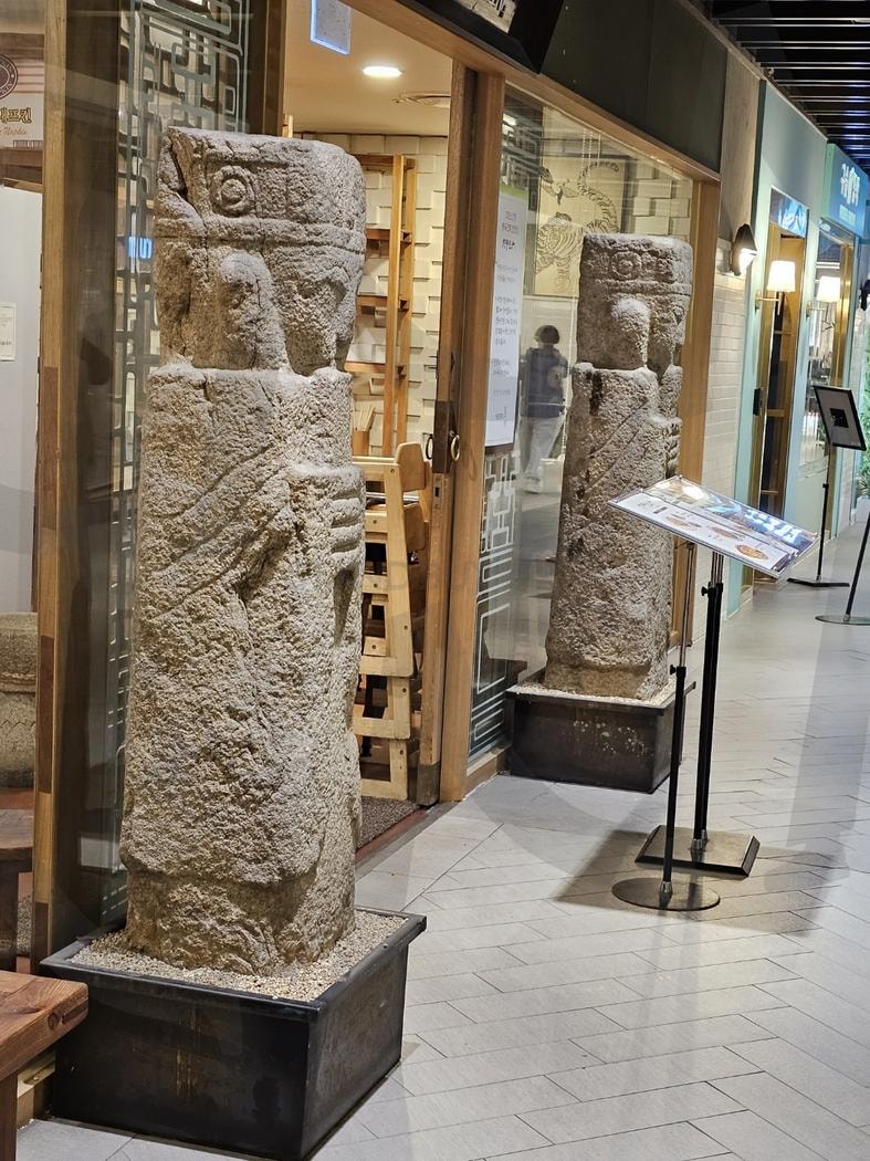 어떤 기다림 | 석상, 돌, 인테리어, 센트럴시티, 고속버스터미널 | 스탠바이 STANDBUY 디지털 콘텐츠