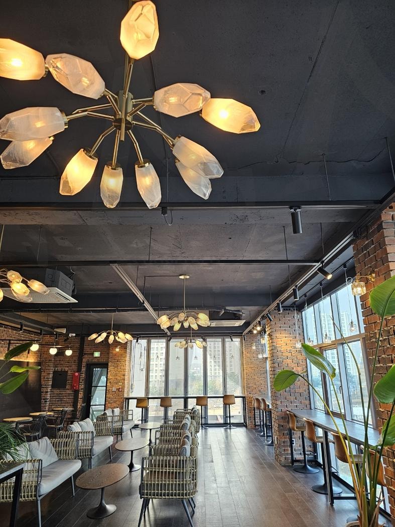 조금만 더 | 카페, 베이커리 카페, 전등, 인테리어, 기다림 | 스탠바이 STANDBUY 디지털 콘텐츠