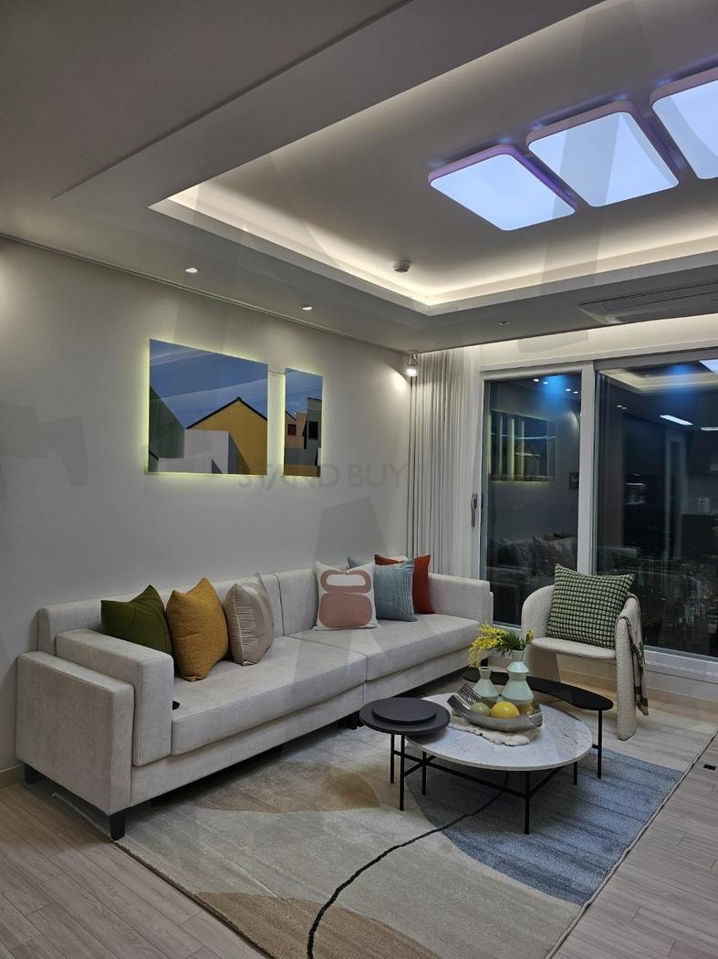 거실에 앉아서 | 인테리어, 거실, 디스플레이, 소파, 안락함 | 스탠바이 STANDBUY 디지털 콘텐츠