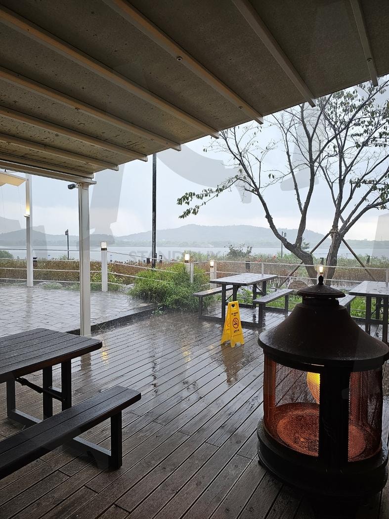 비 내린 날의 오후 | 비 개인 날의 오후, 카페, 베이커리카페, 야외카페, 한적한 오후 | 스탠바이 STANDBUY 디지털 콘텐츠